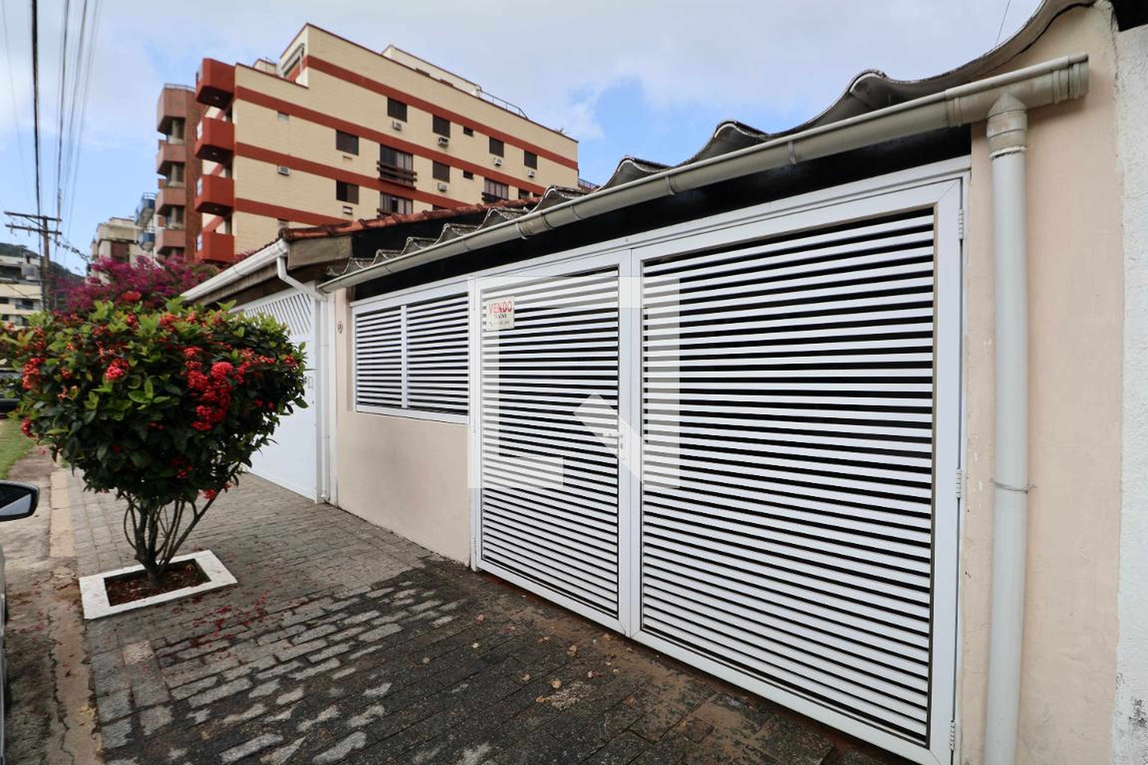 Fachada Condomínio em Rua José Martins Gomes, 18