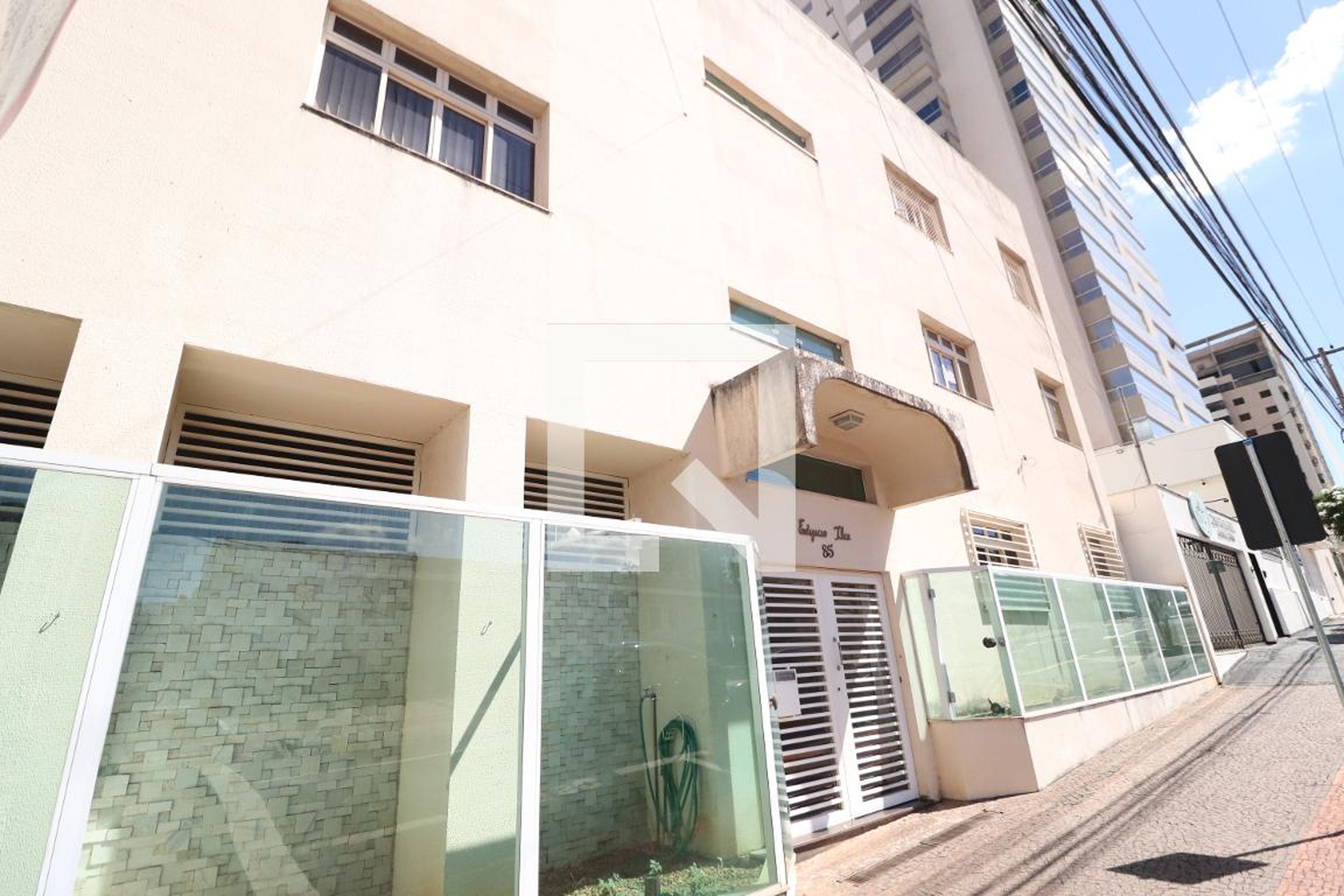 Fachada Condomínio em Rua Rodrigues da Cunha, 85