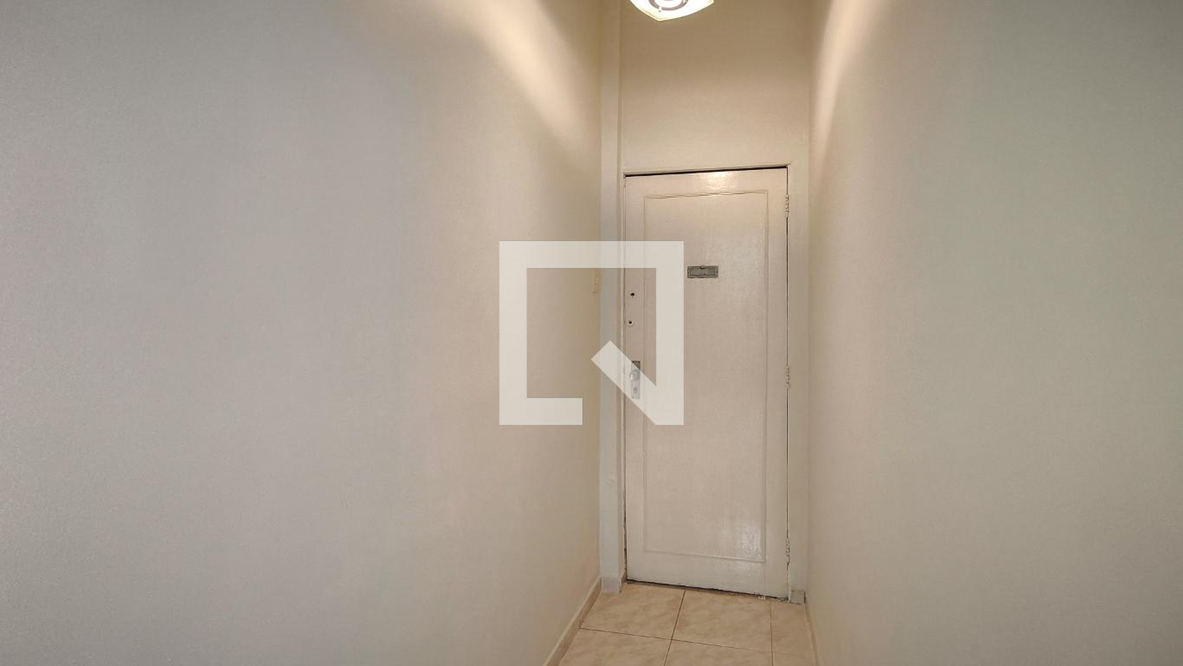 Entrada Condomínio em Rua Silva Guimarães, 46