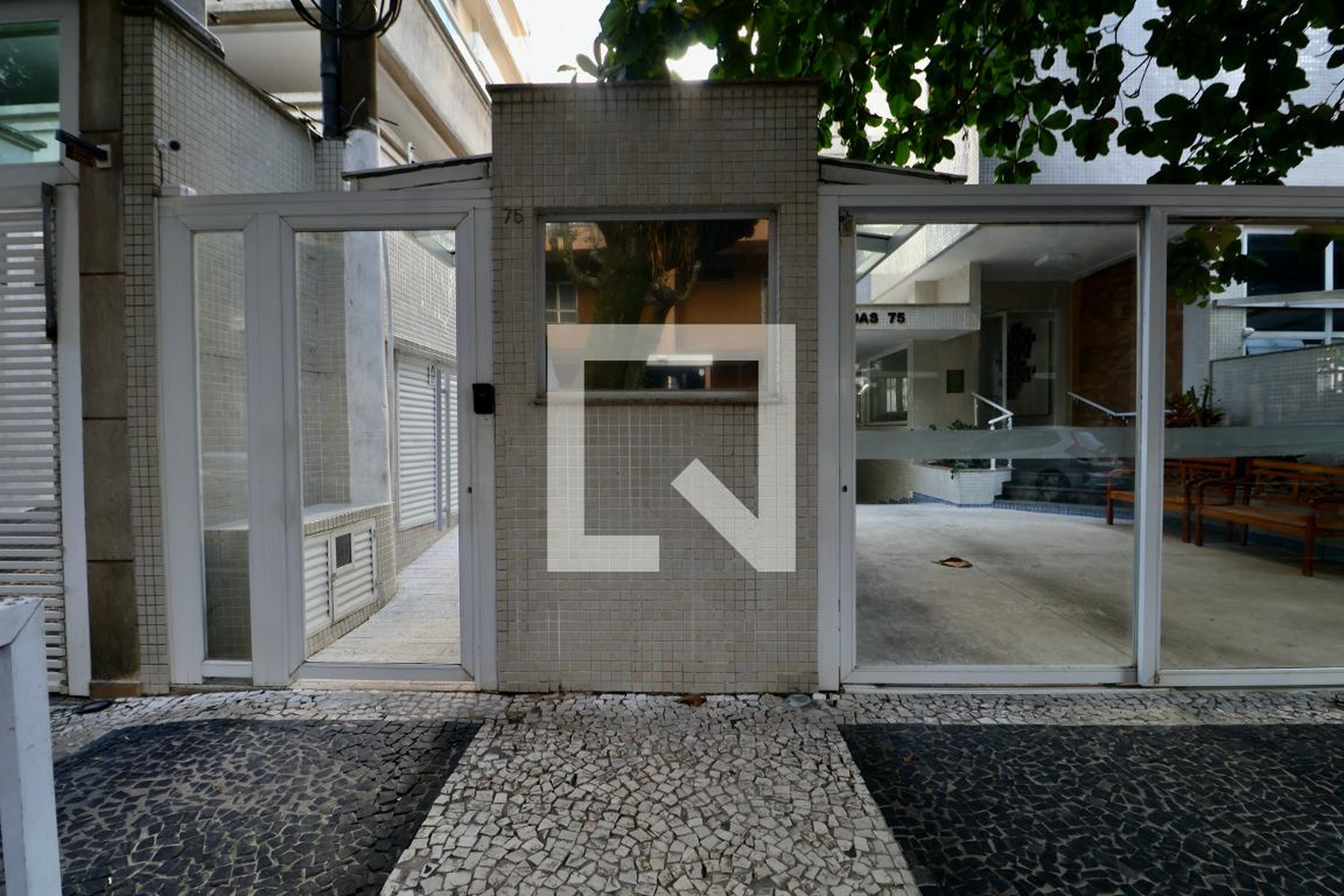 Fachada Condomínio em Rua Jordano de Paiva, 75