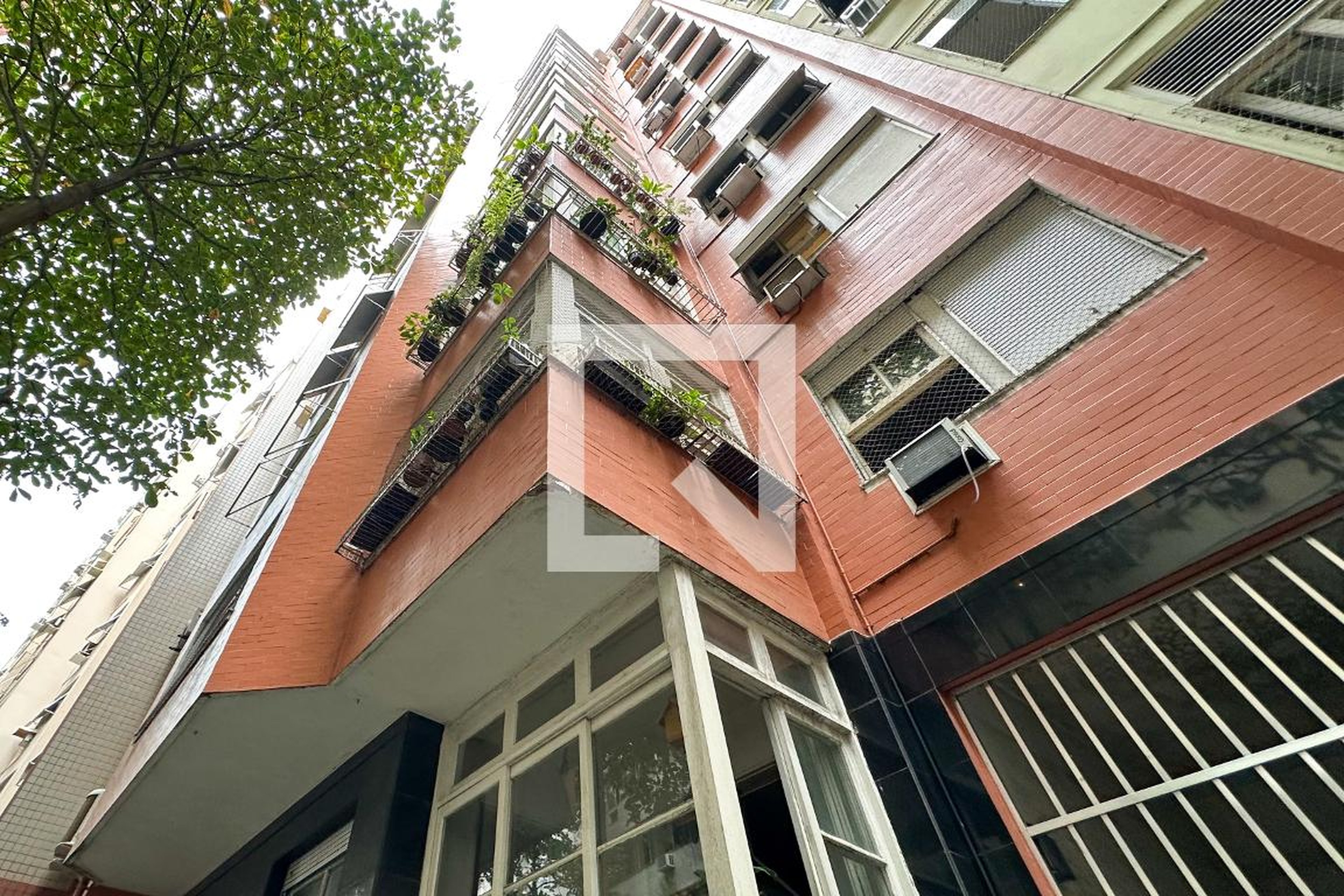 Fachada Condomínio em Rua Domingos Ferreira, 188