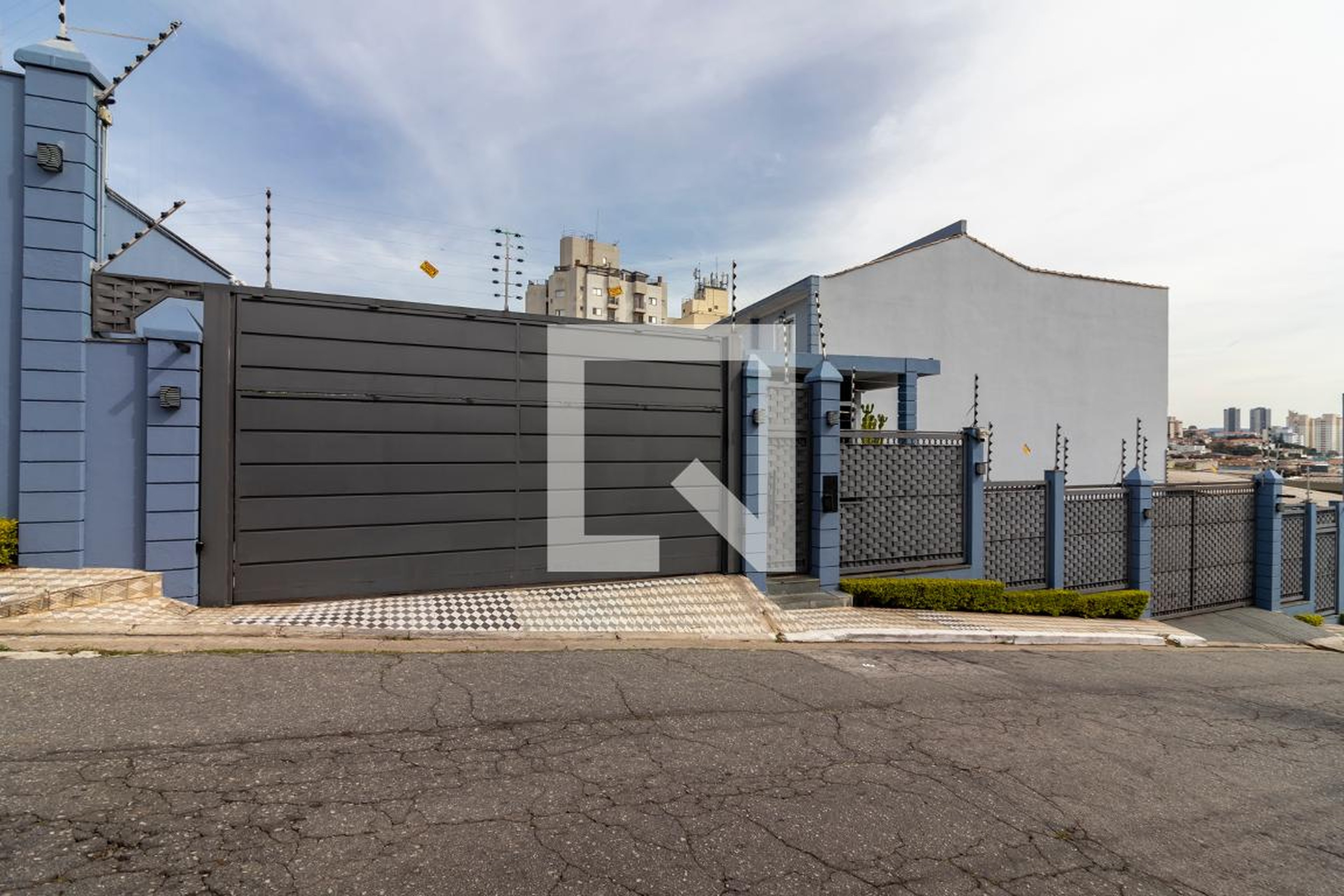 Fachada do Condomínio Condomínio em Rua Maria Alice Anciães, 100