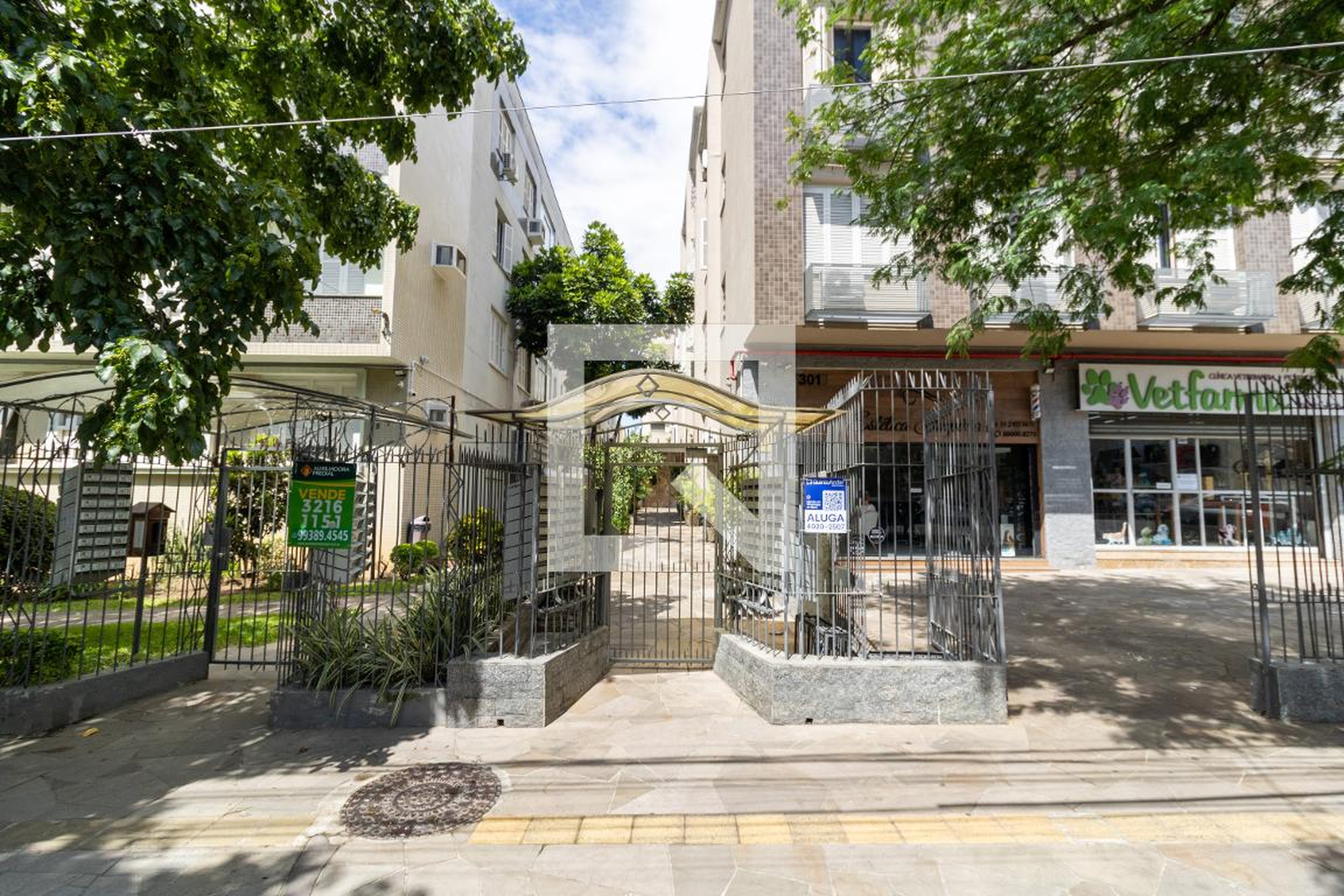 Fachada Condomínio em Rua Santana, 305