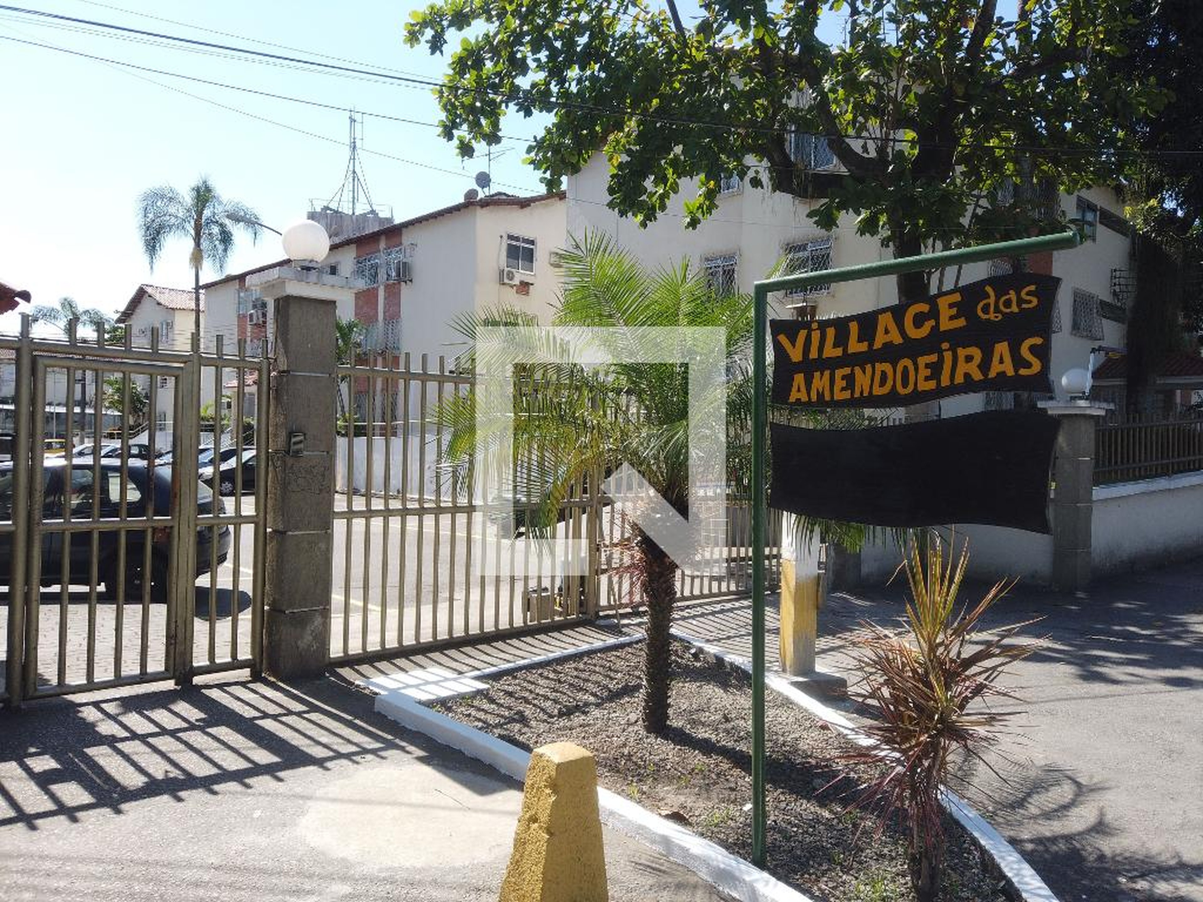 Fachada do Condomínio Condomínio Village das Amendoeiras