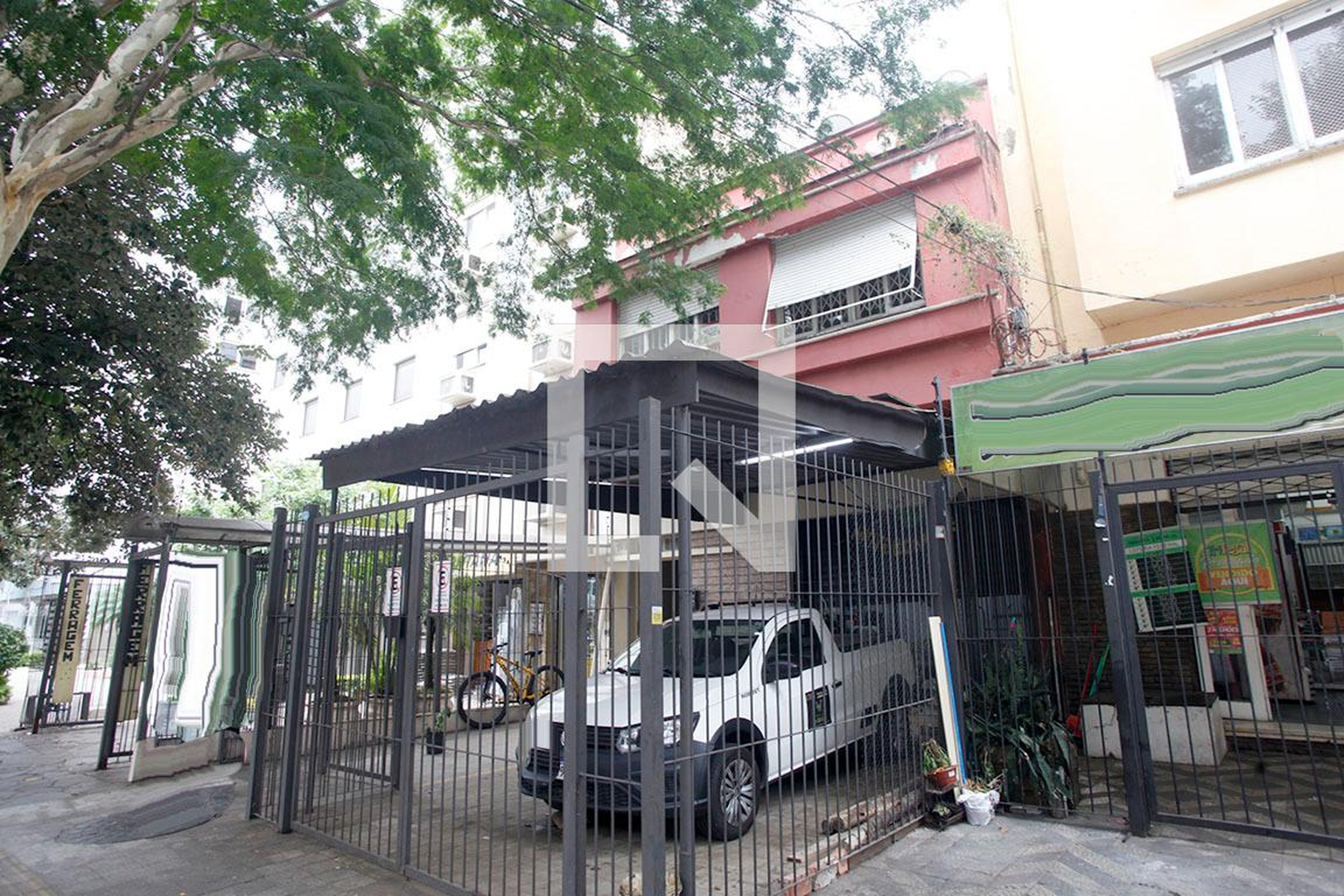 Fachada Condomínio em Rua Santana, 702