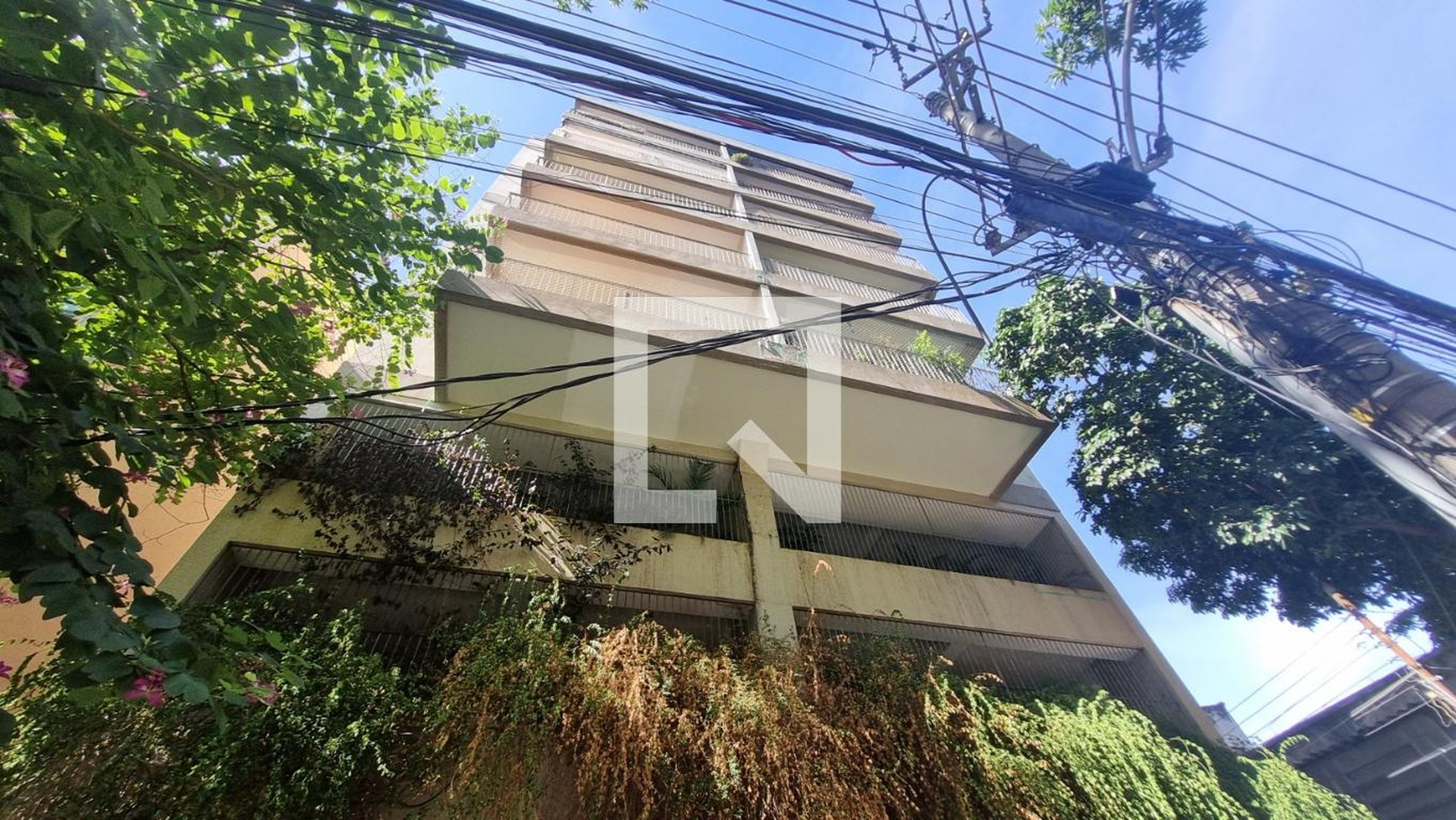 Fachada Condomínio em Rua Ferreira Pontes, 271