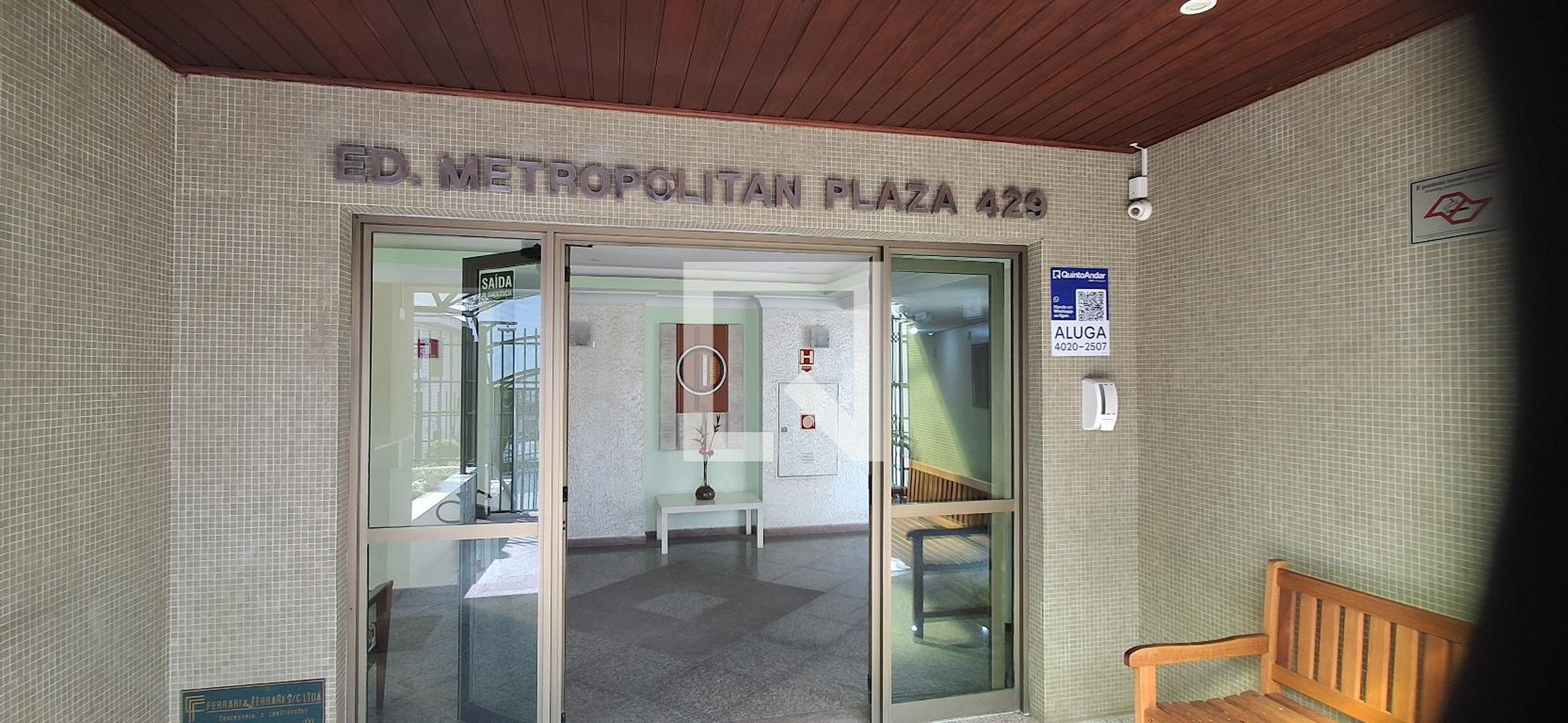 Entrada - Metropolitan Plaza