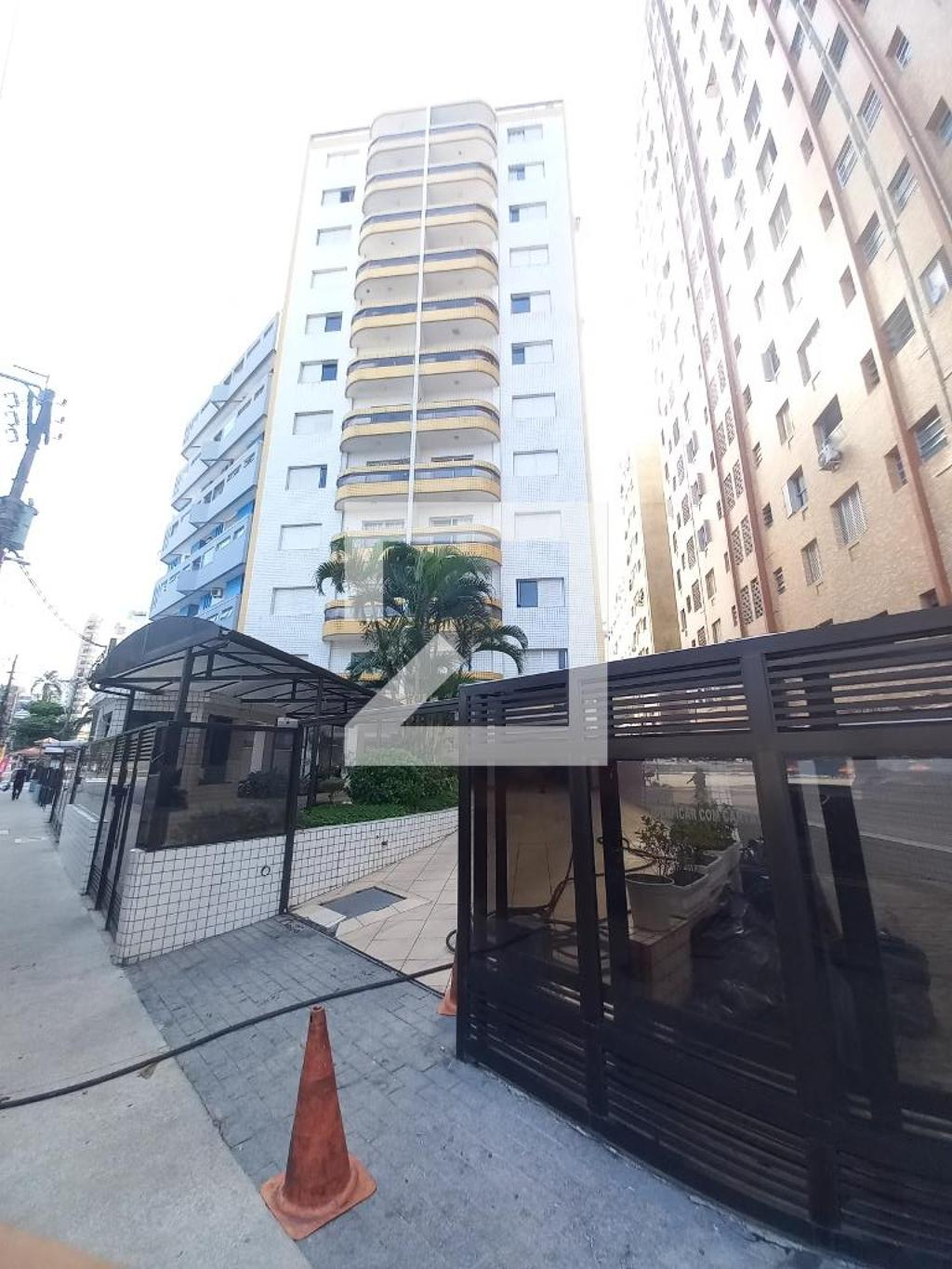 Fachada do Prédio Condomínio em Avenida Embaixador Pedro de Toledo, 85