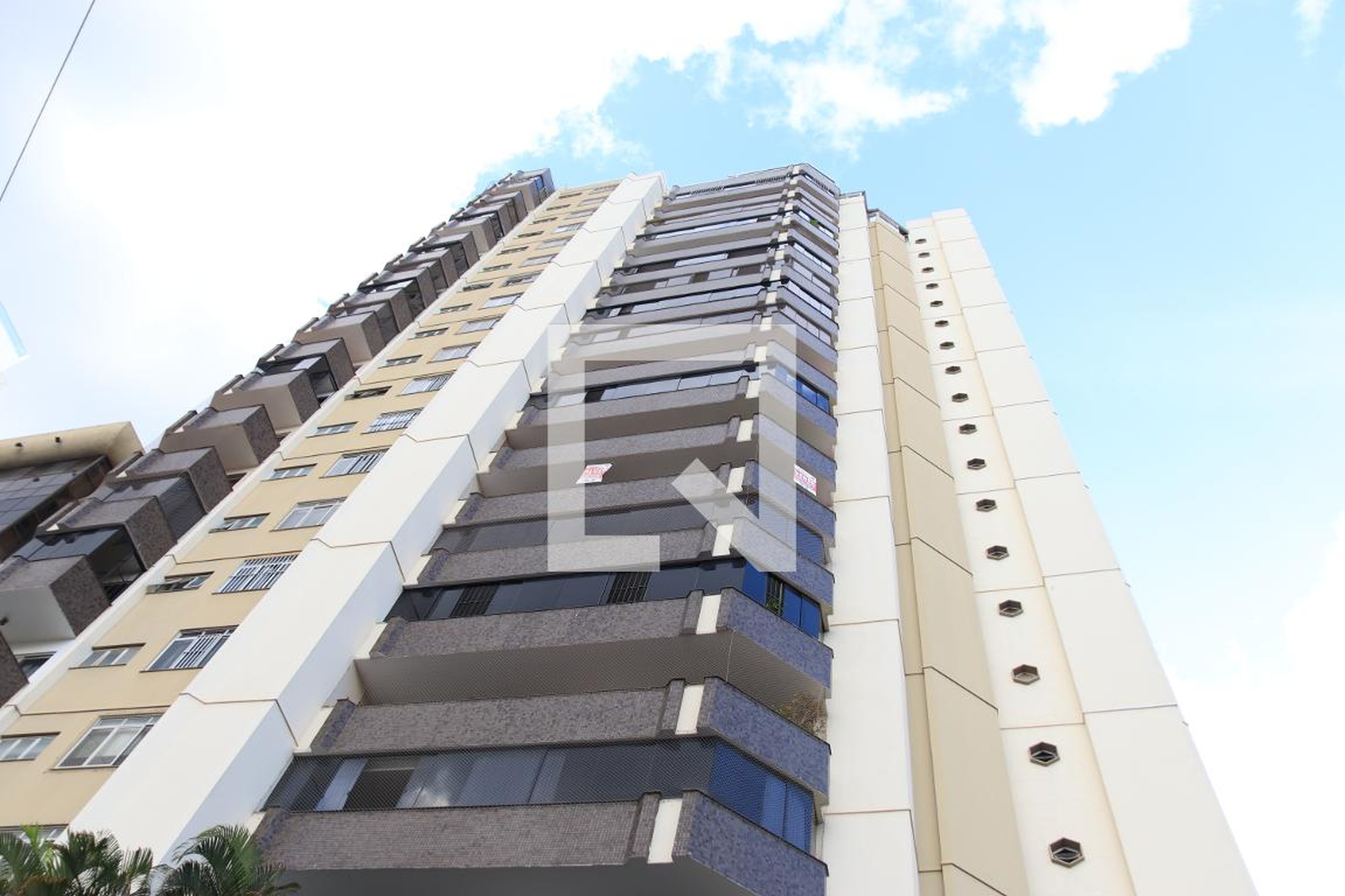 Fachada Condomínio em Rua 1, 900