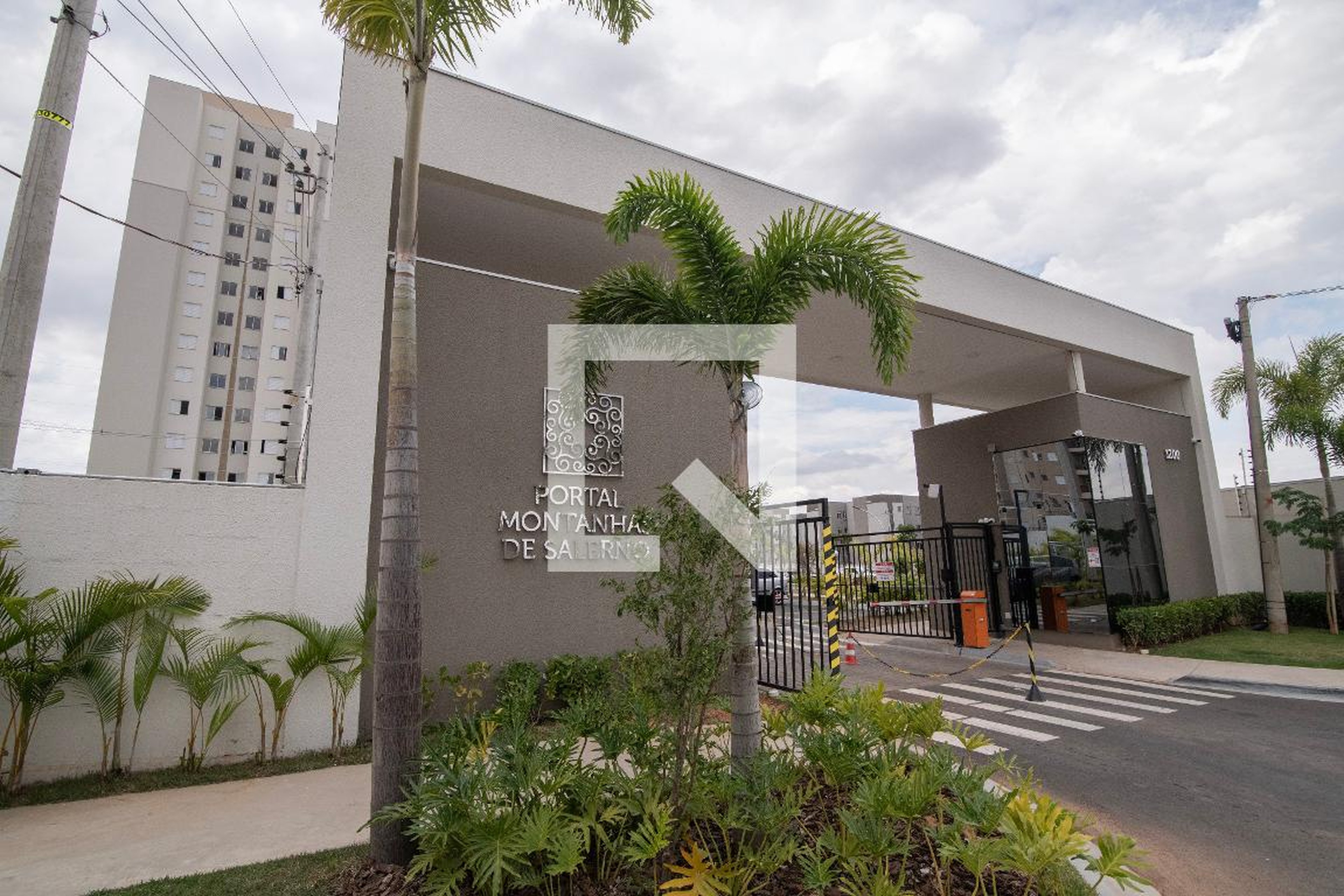 Fachada do Condomínio Condomínio Portal Montanhas de Salerno