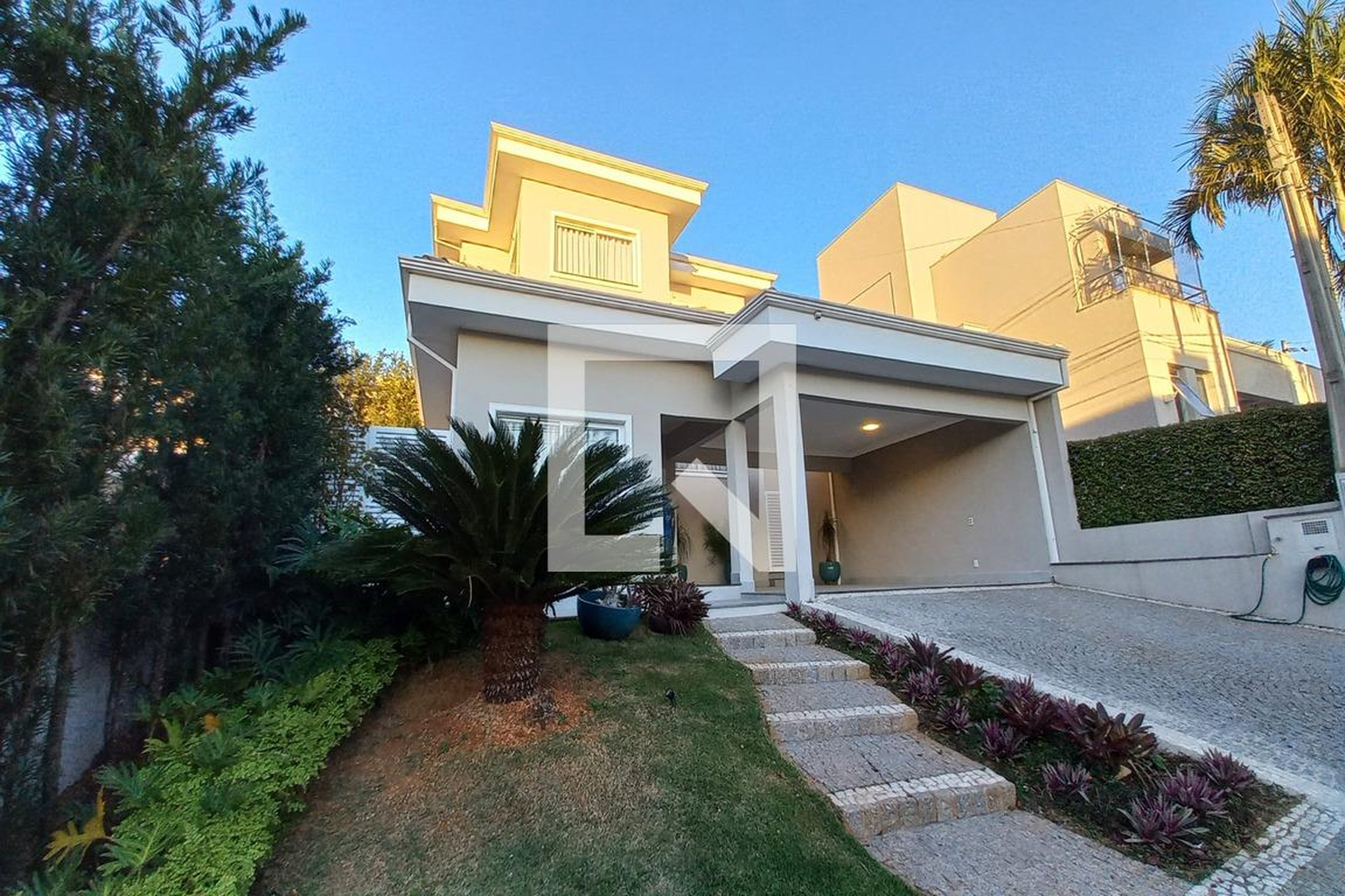 Fachada do Prédio Condomínio em Rua Maria da Glória Cyrino Pompeu, 98