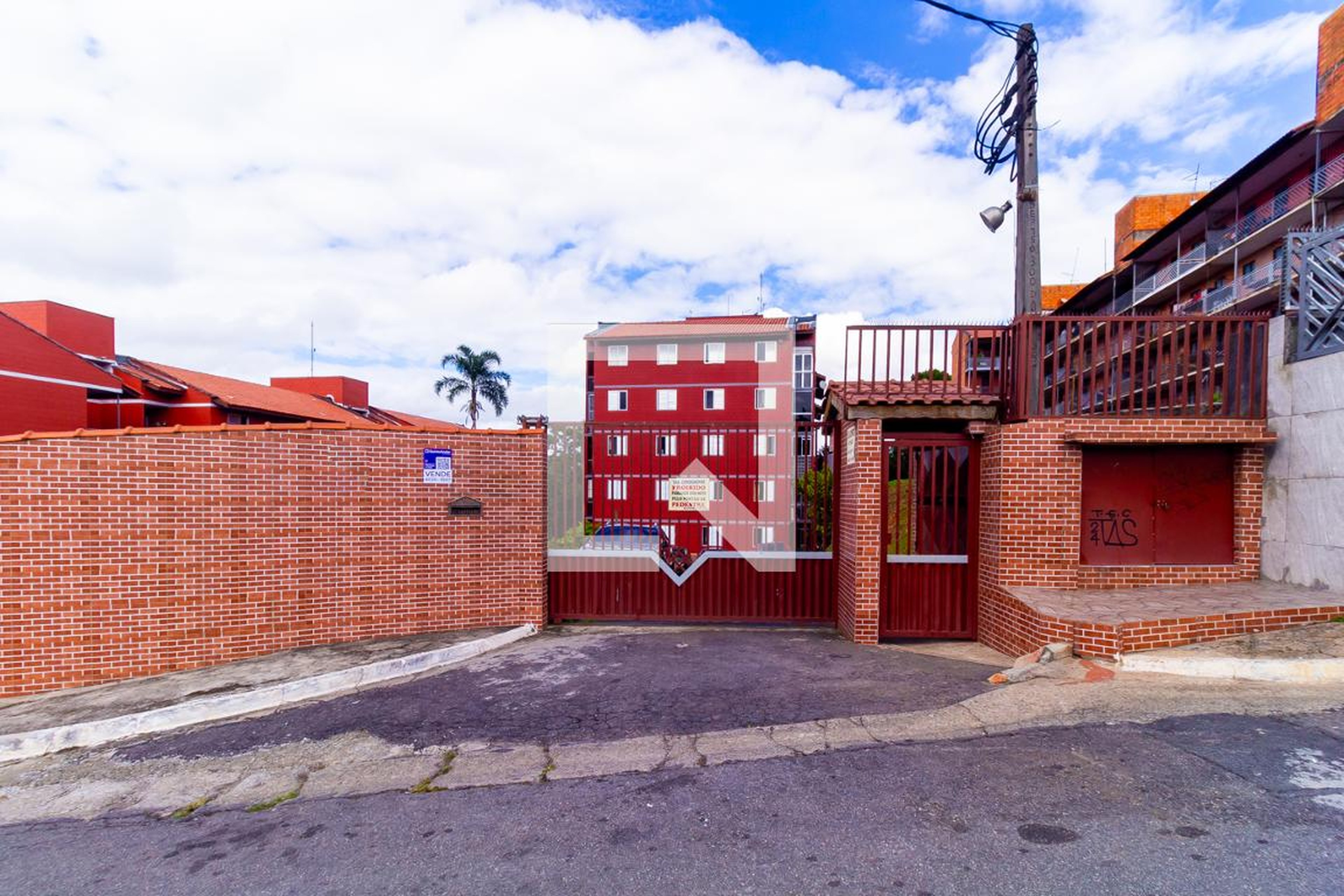 Fachada Condomínio em Rua Luca Conforti, 447