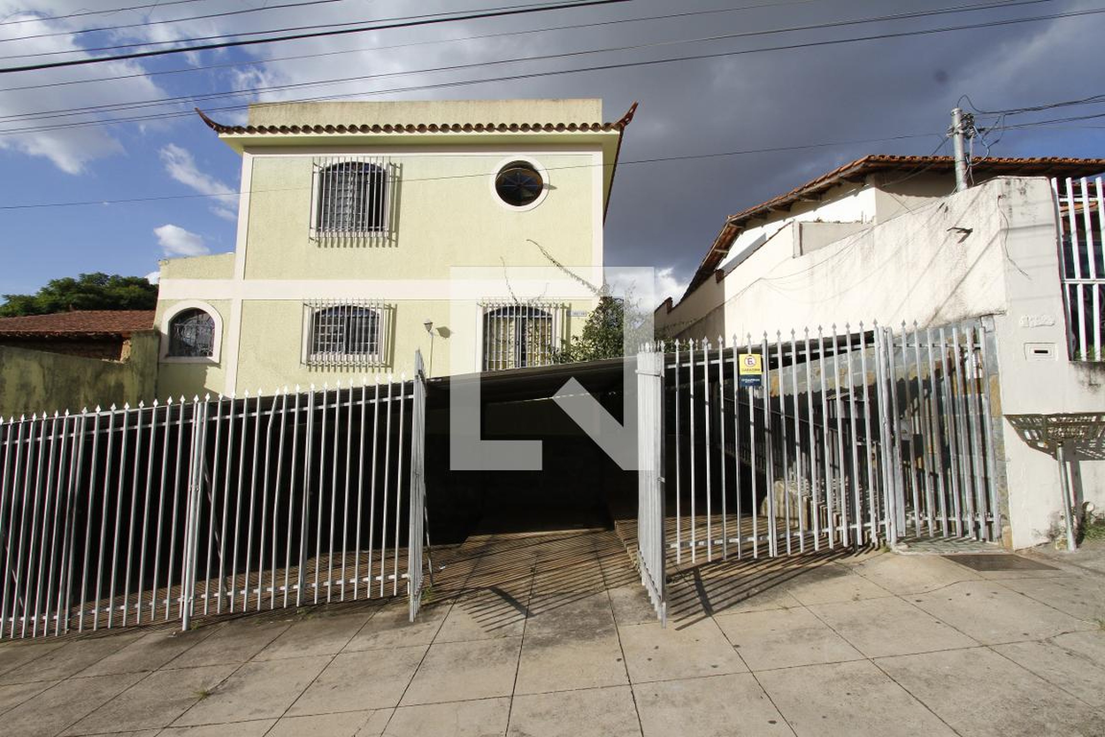 Fachada Condomínio em Rua Alexandrita, 240