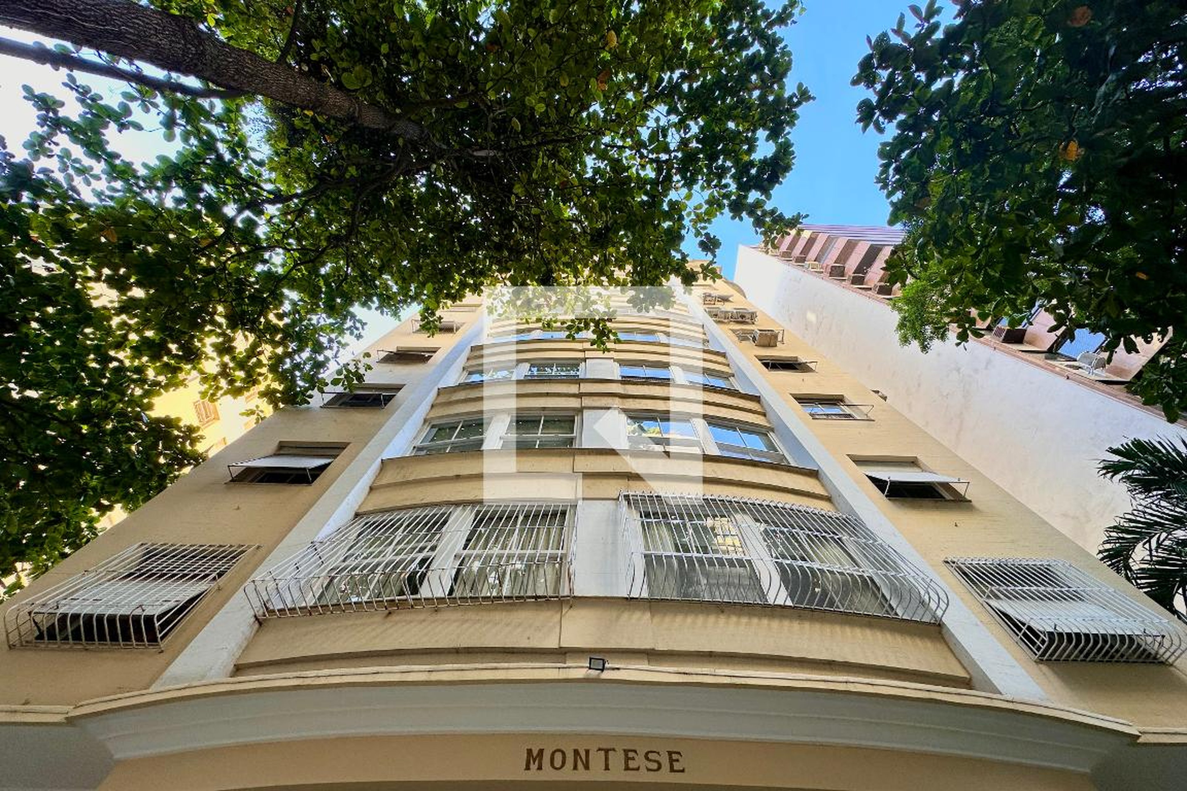 Fachada Condomínio em Rua Gustavo Sampaio, 194