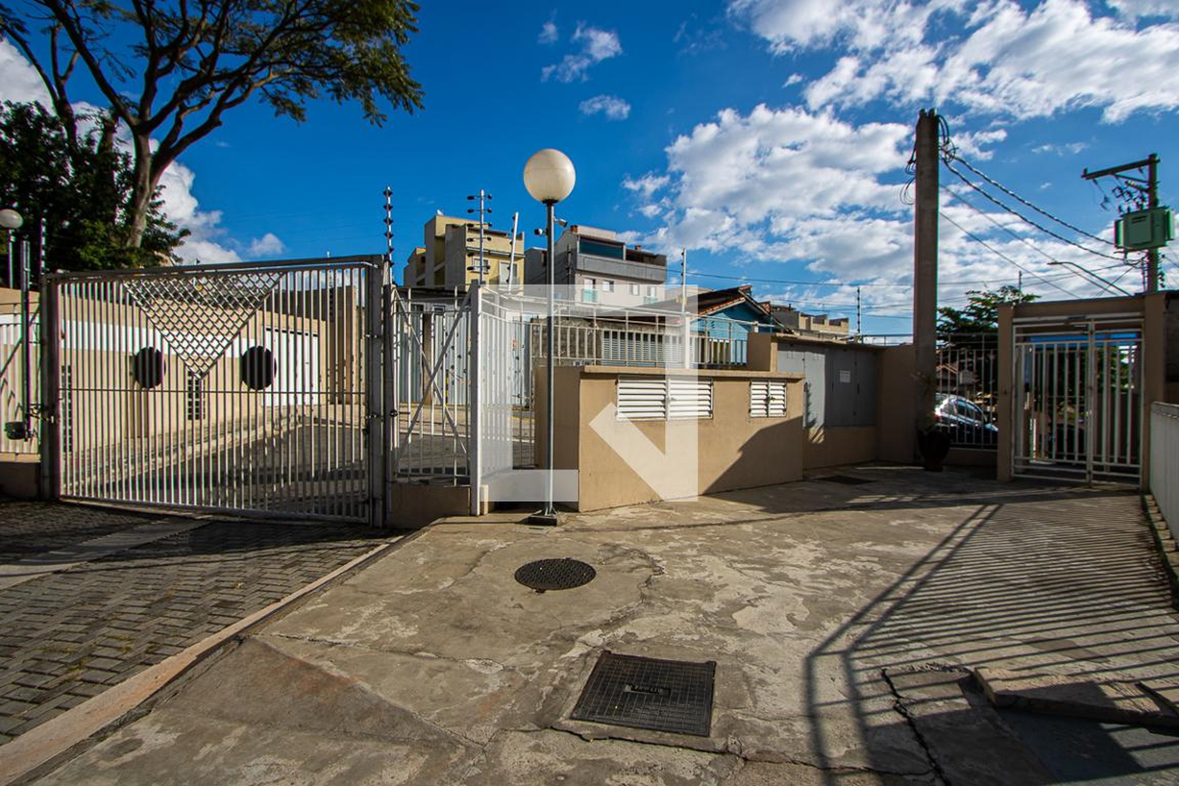 Fachada do condomínio Condomínio em Rua Damasco, 200
