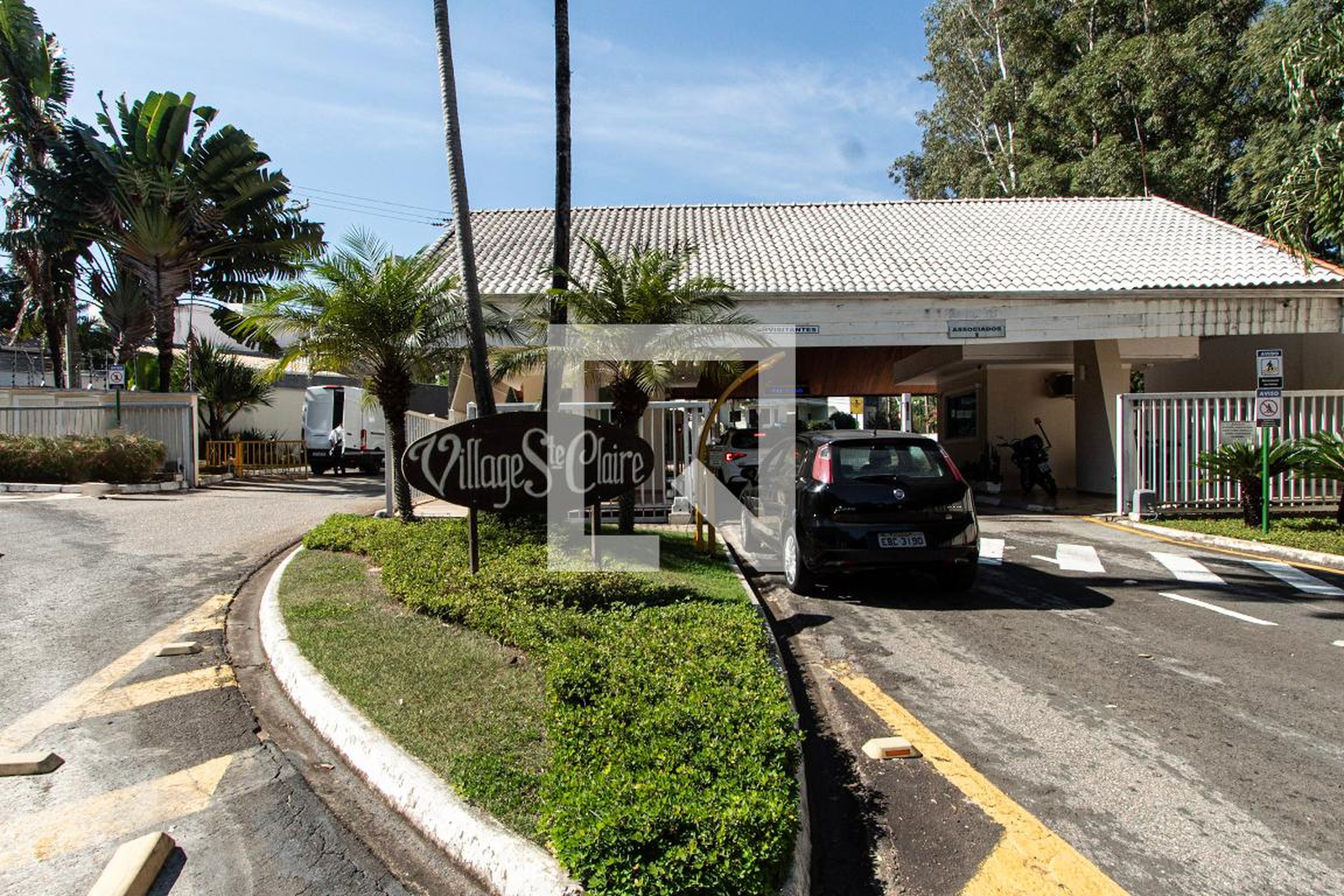 Fachada Condomínio em Rua Helena Galvão Pinheiro Klinguelfus, 141