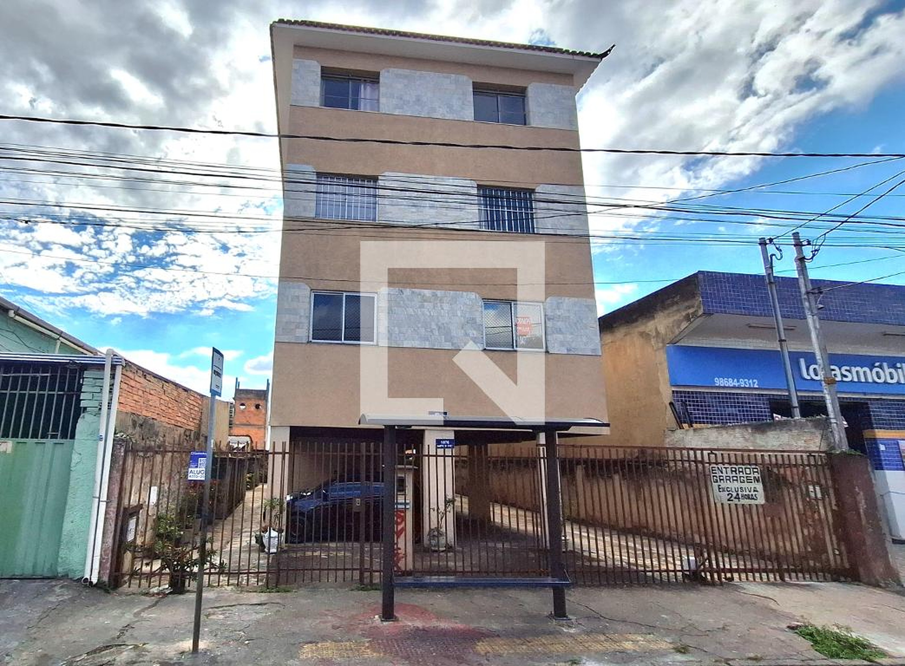Fachada Condomínio em Avenida Waldomiro Lobo, 1076