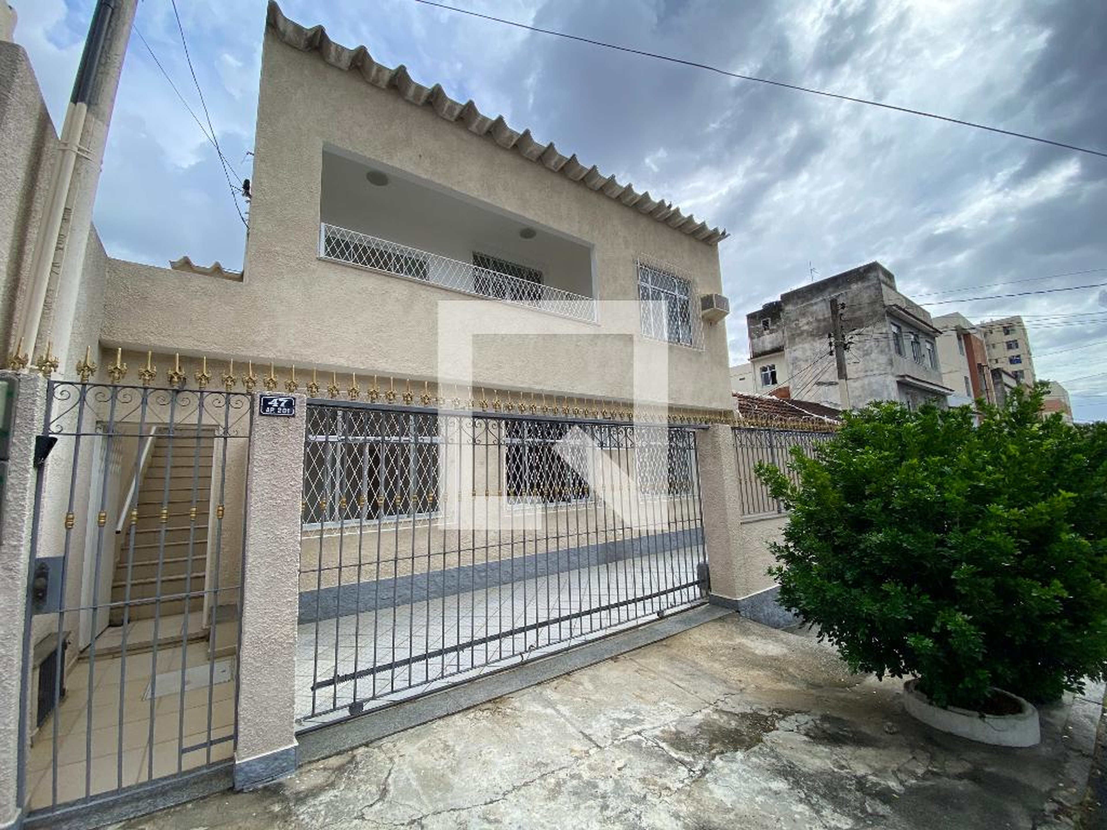 Fachada Condomínio em Rua Silva Mourão, 47