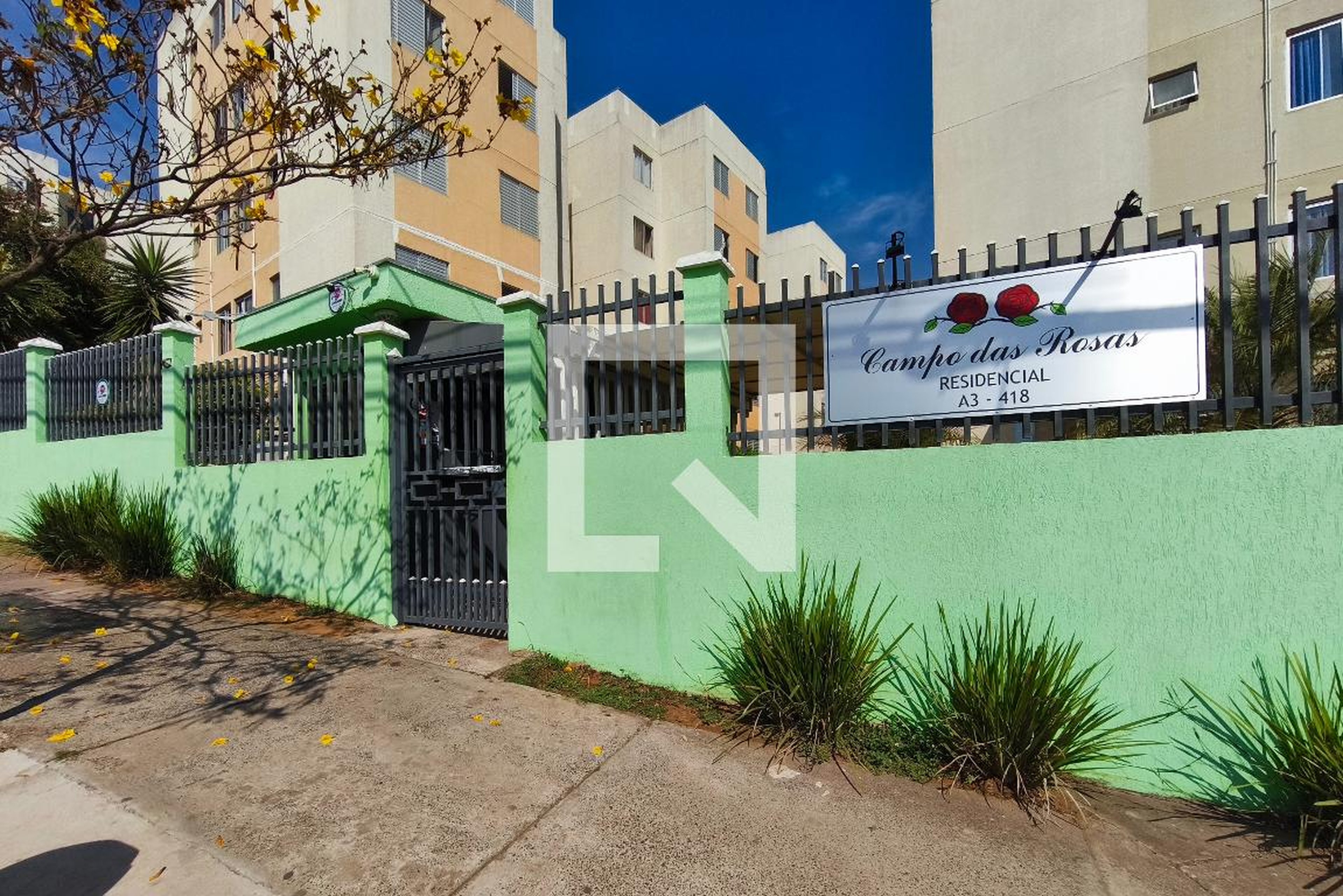 Fachada do Condomínio Condomínio Campo das Rosas