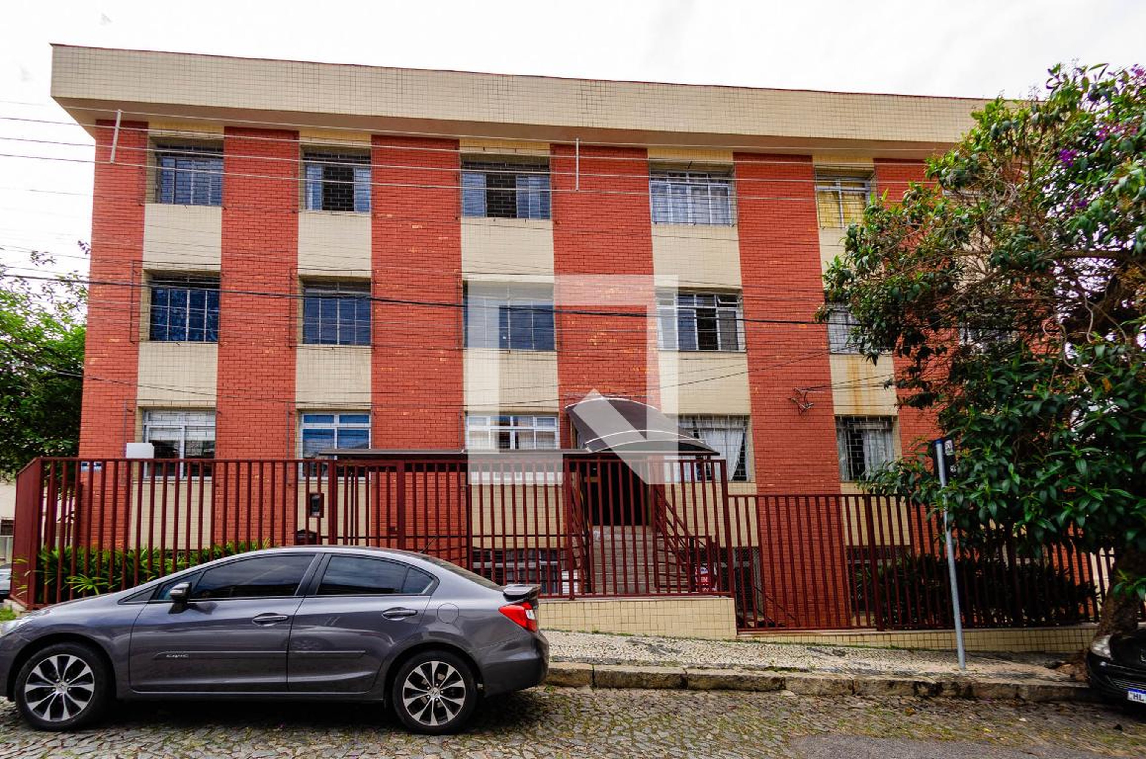 Fachada Condomínio em Rua Lagoa Dourada, 400