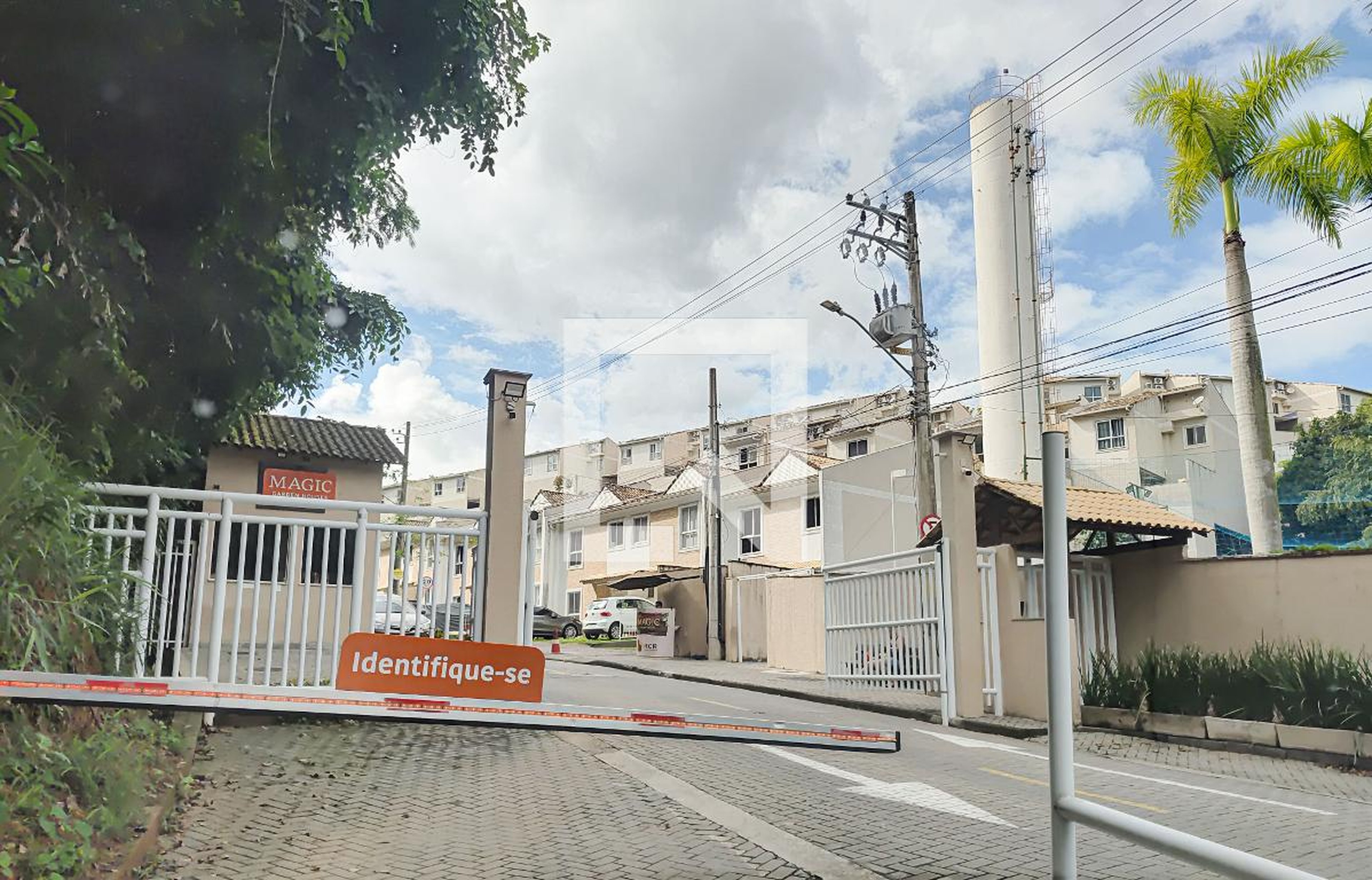 Fachada do Condomínio Condomínio Magic Garden Houses