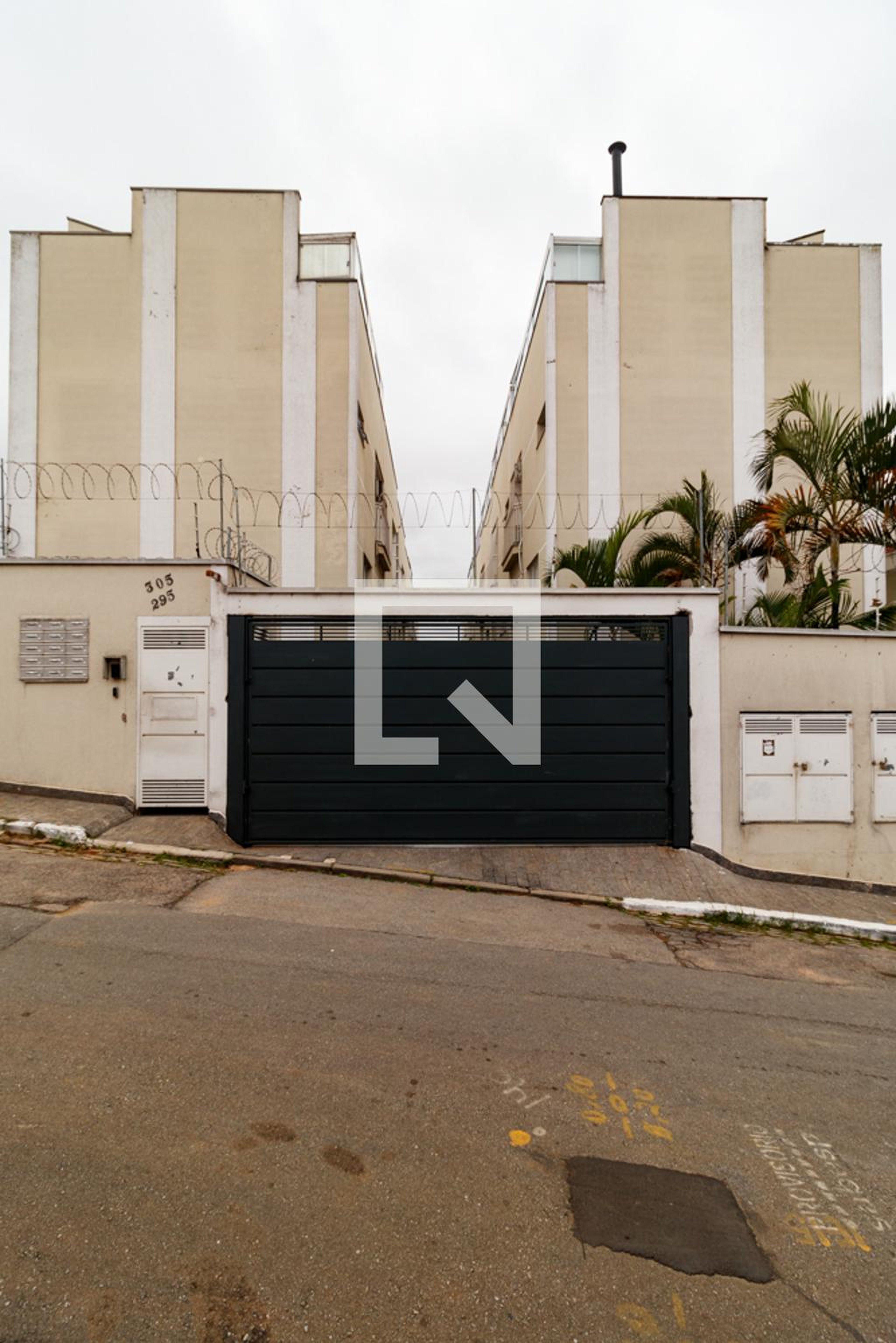 Fachada Condomínio em Rua Francisca Maria de Souza, 305