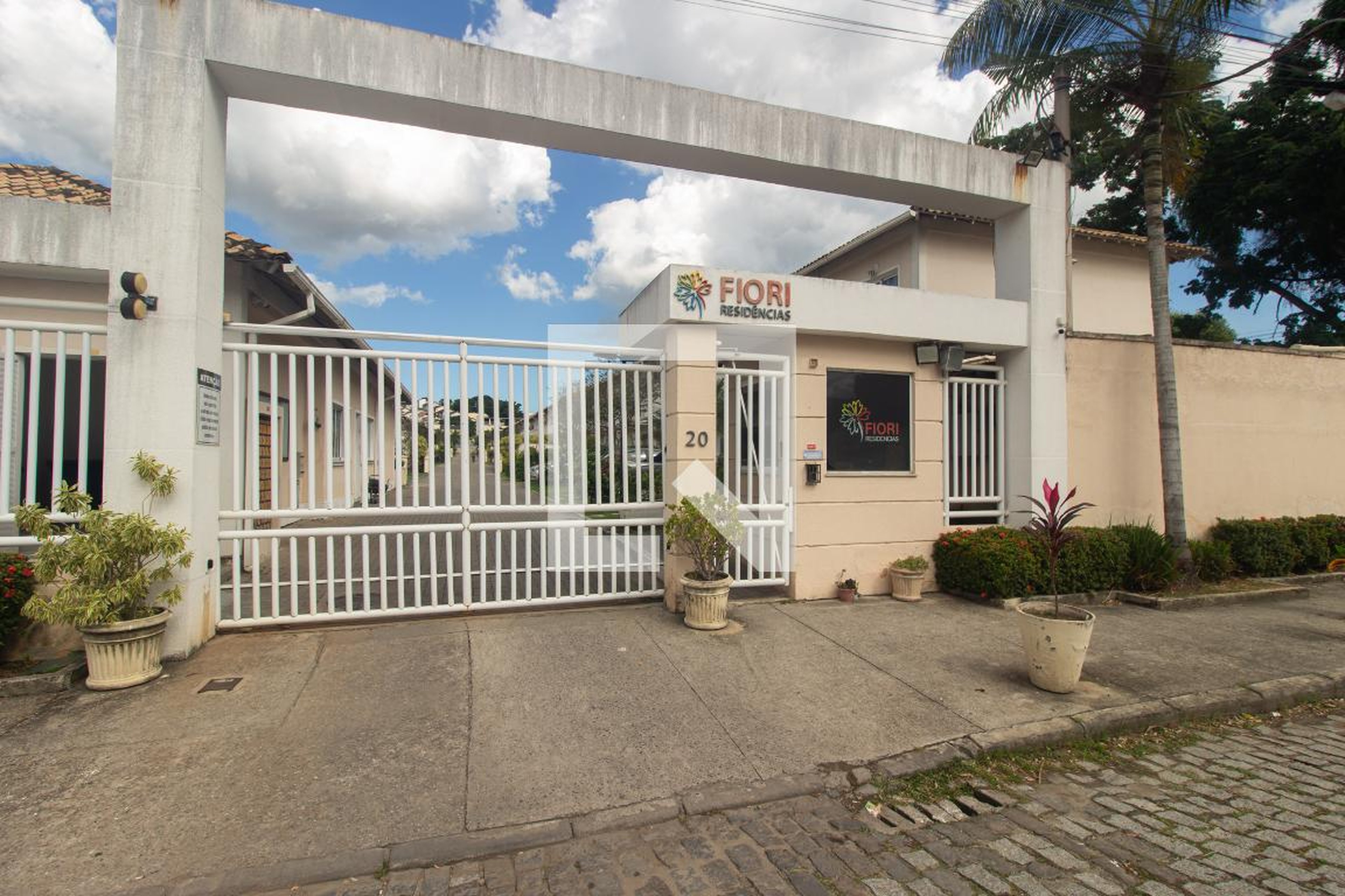 Fachada do condomínio Condomínio Fiori Residências