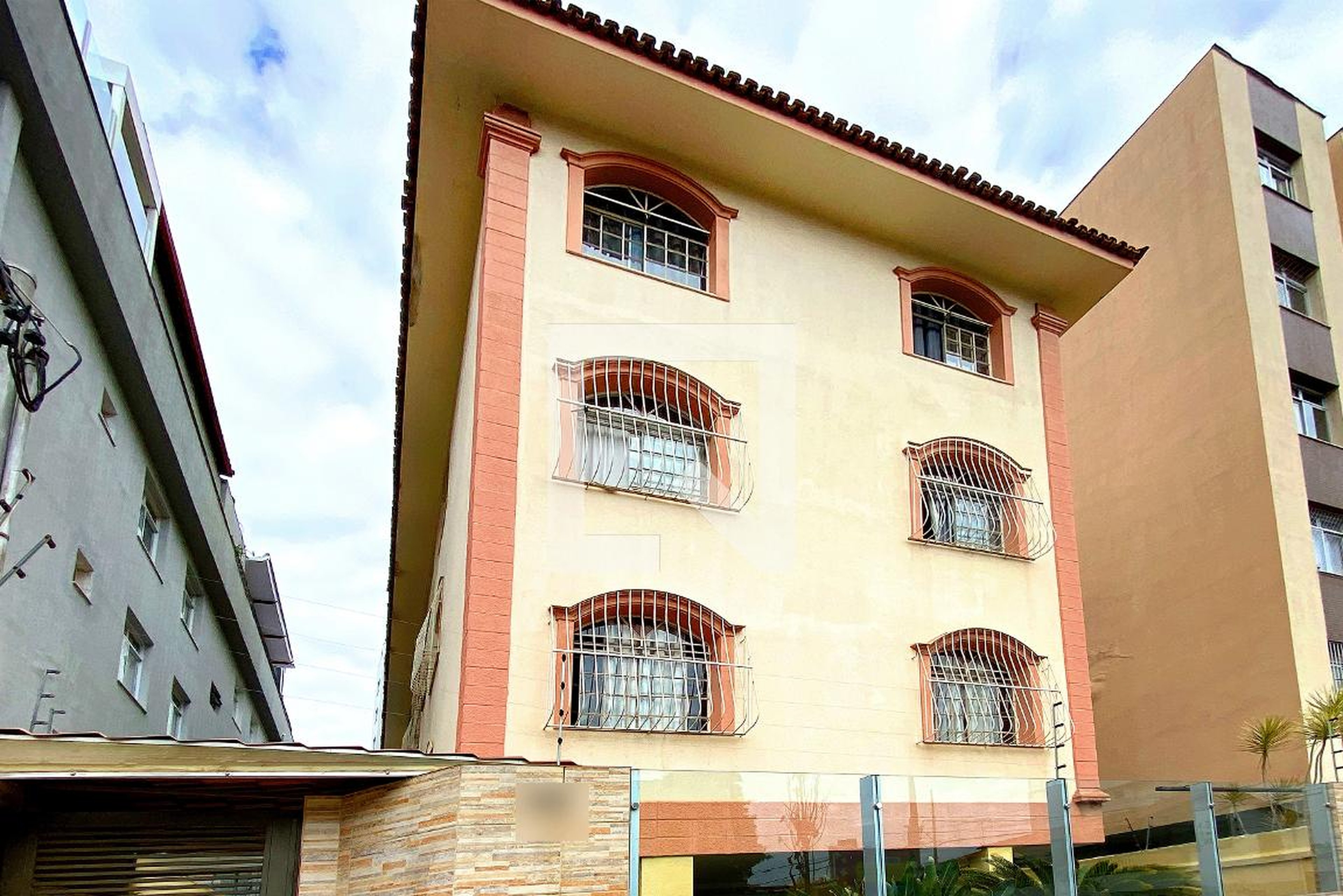 Fachada Condomínio em Rua João Arantes, 64