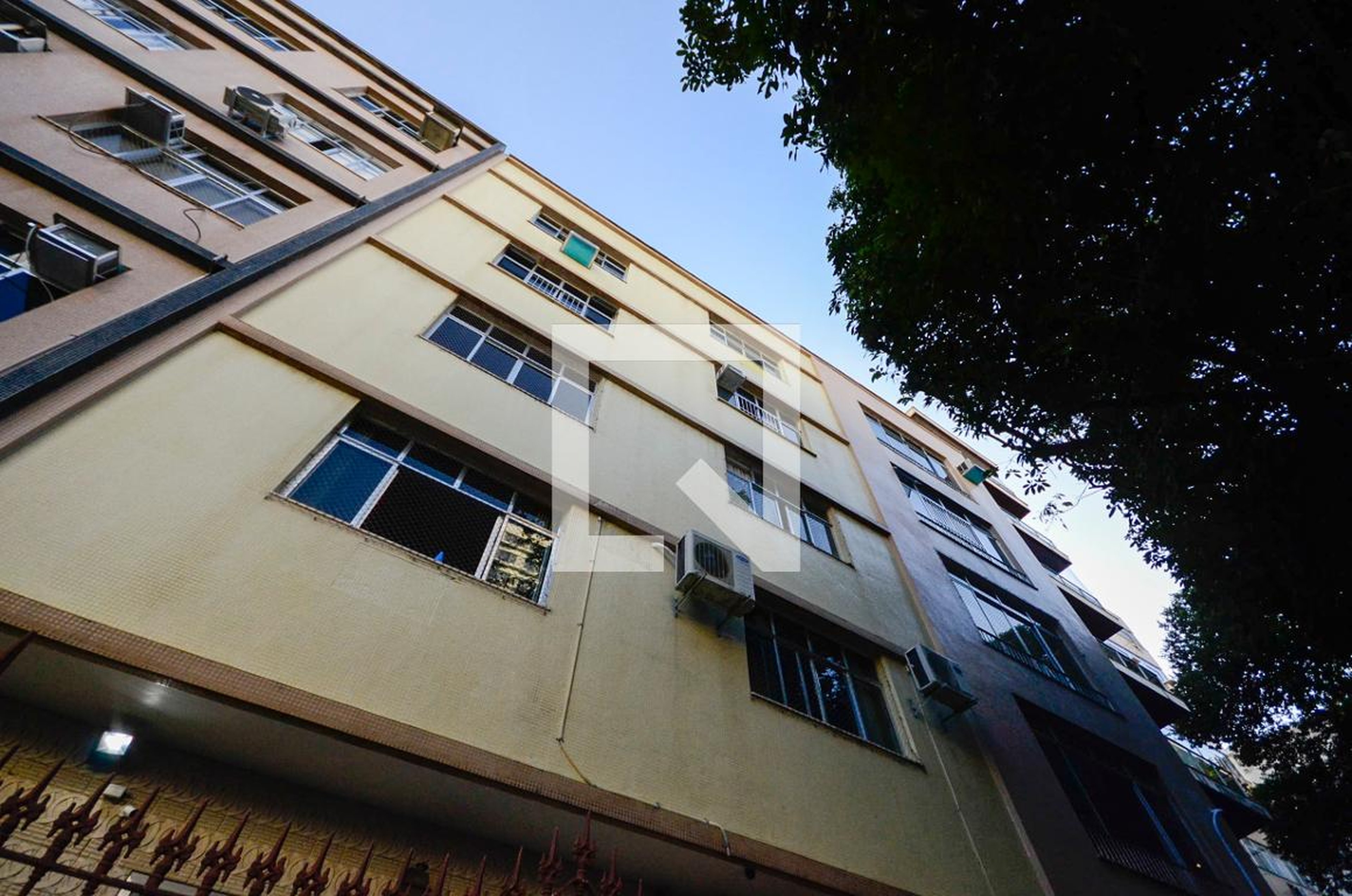 Fachada Condomínio em Rua Félix da Cunha, 32