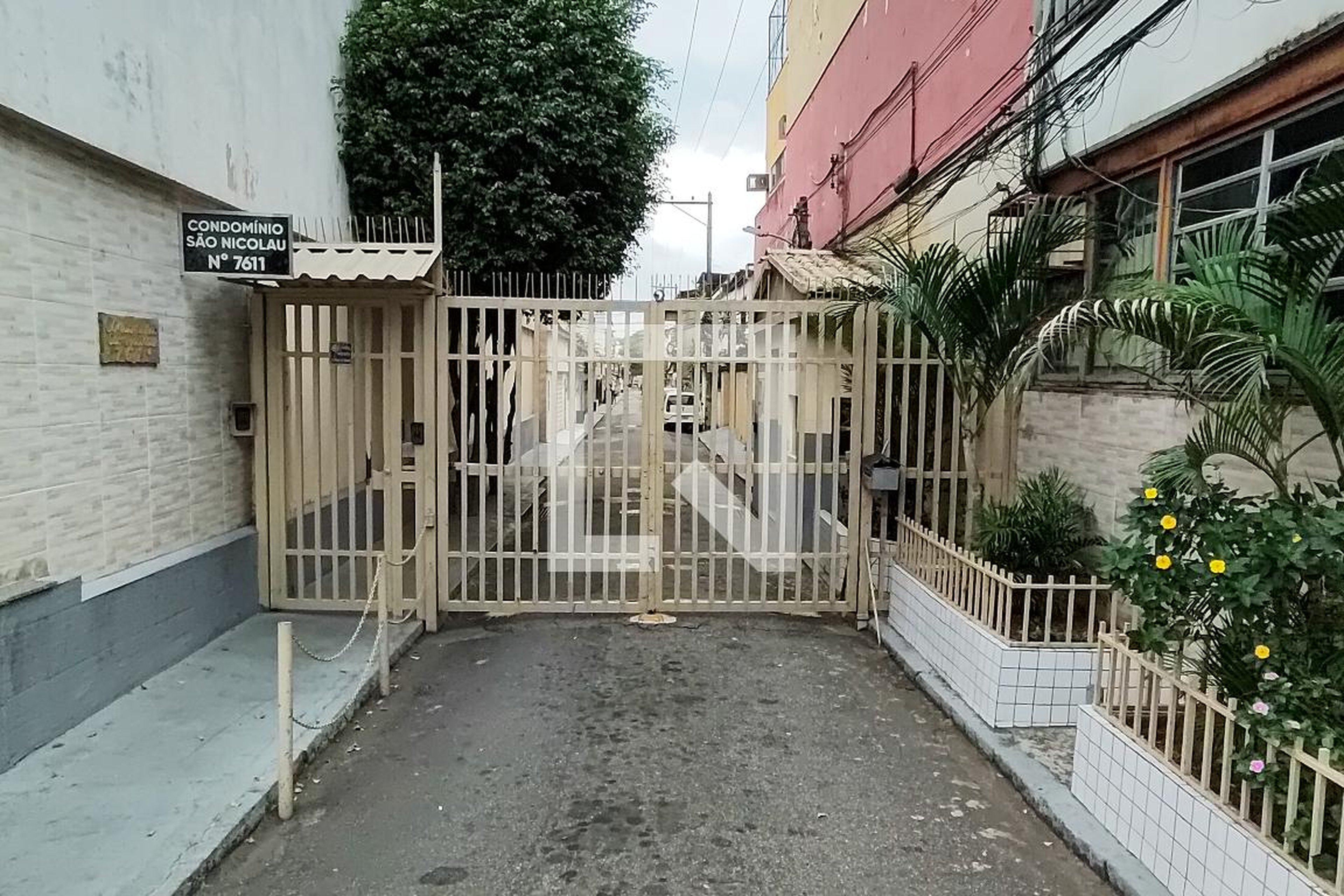 Fachada do Condomínio Condomínio em Estrada de Jacarepaguá, 7611