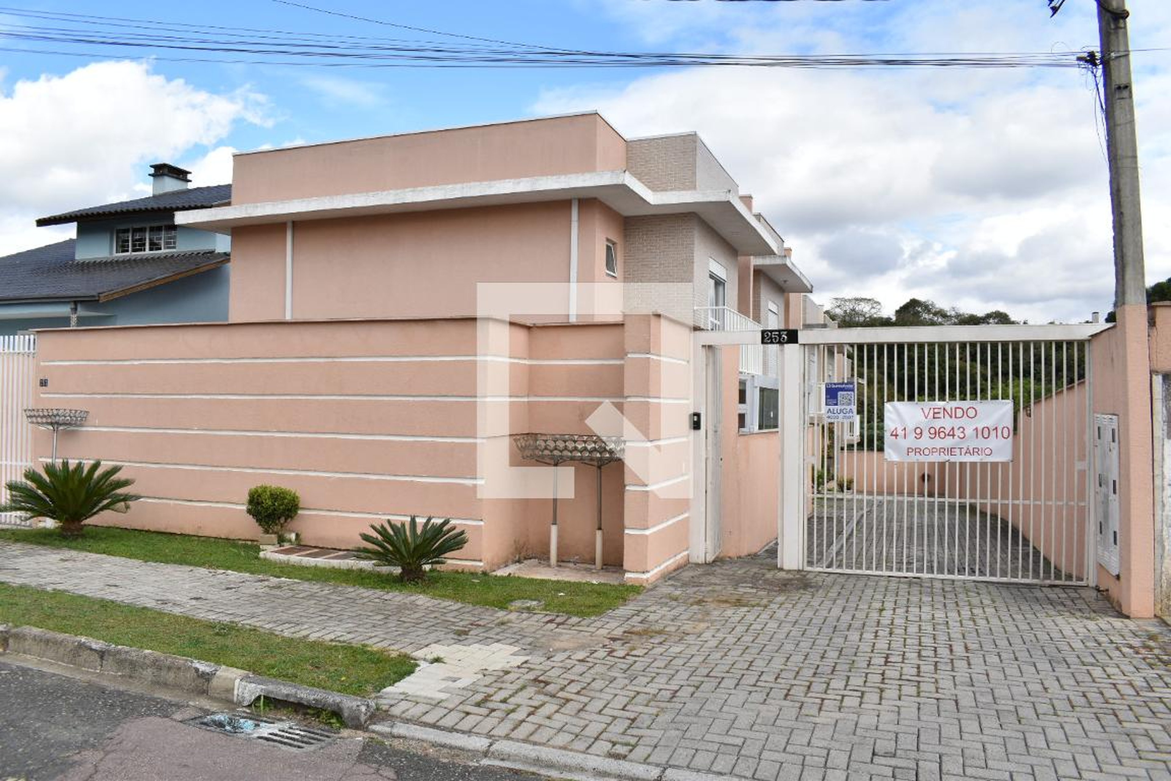 Fachada do condomínio Condomínio em Rua João Barwik, 253