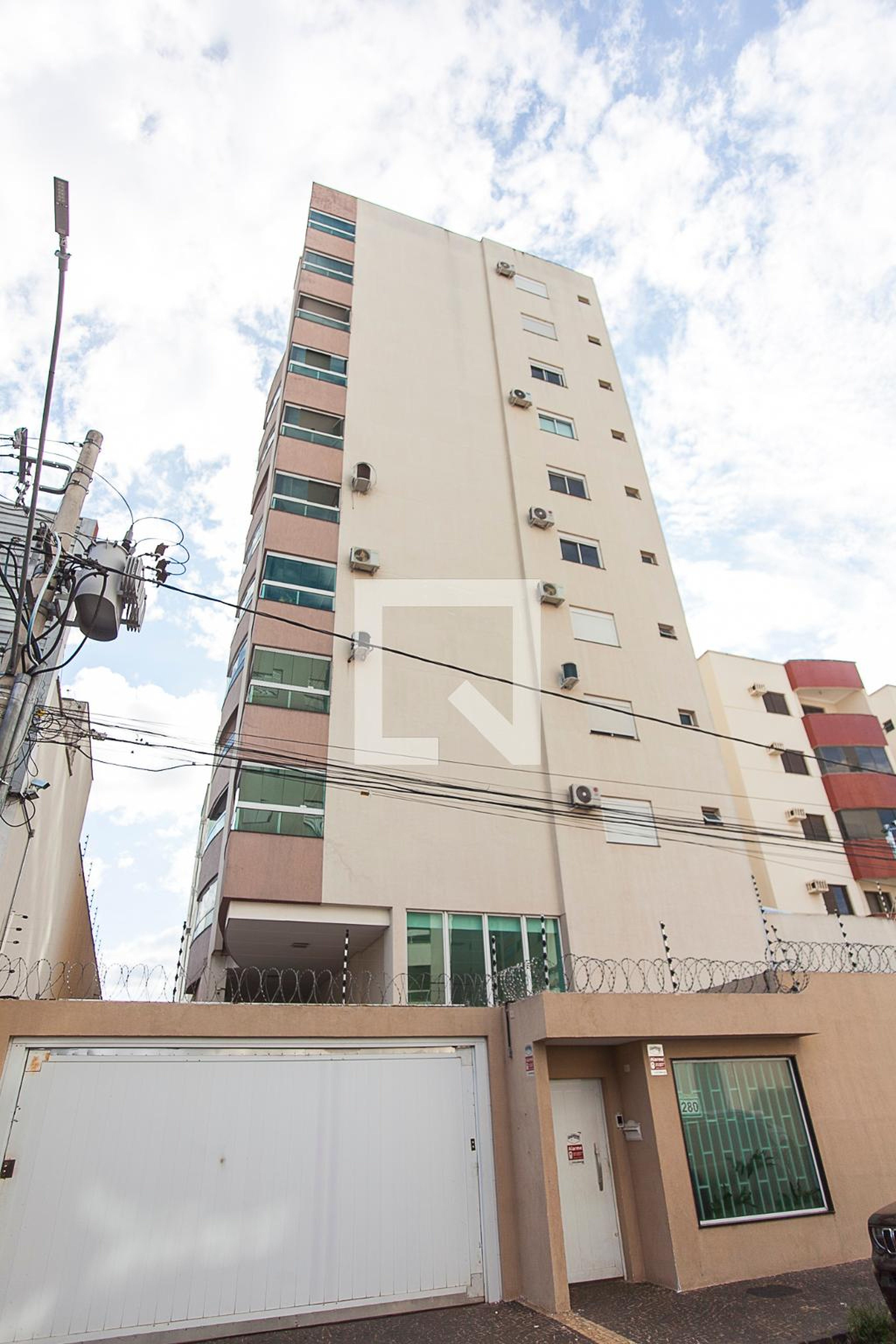 Fachada Condomínio em Rua Alexandrino Santos Lima, 280