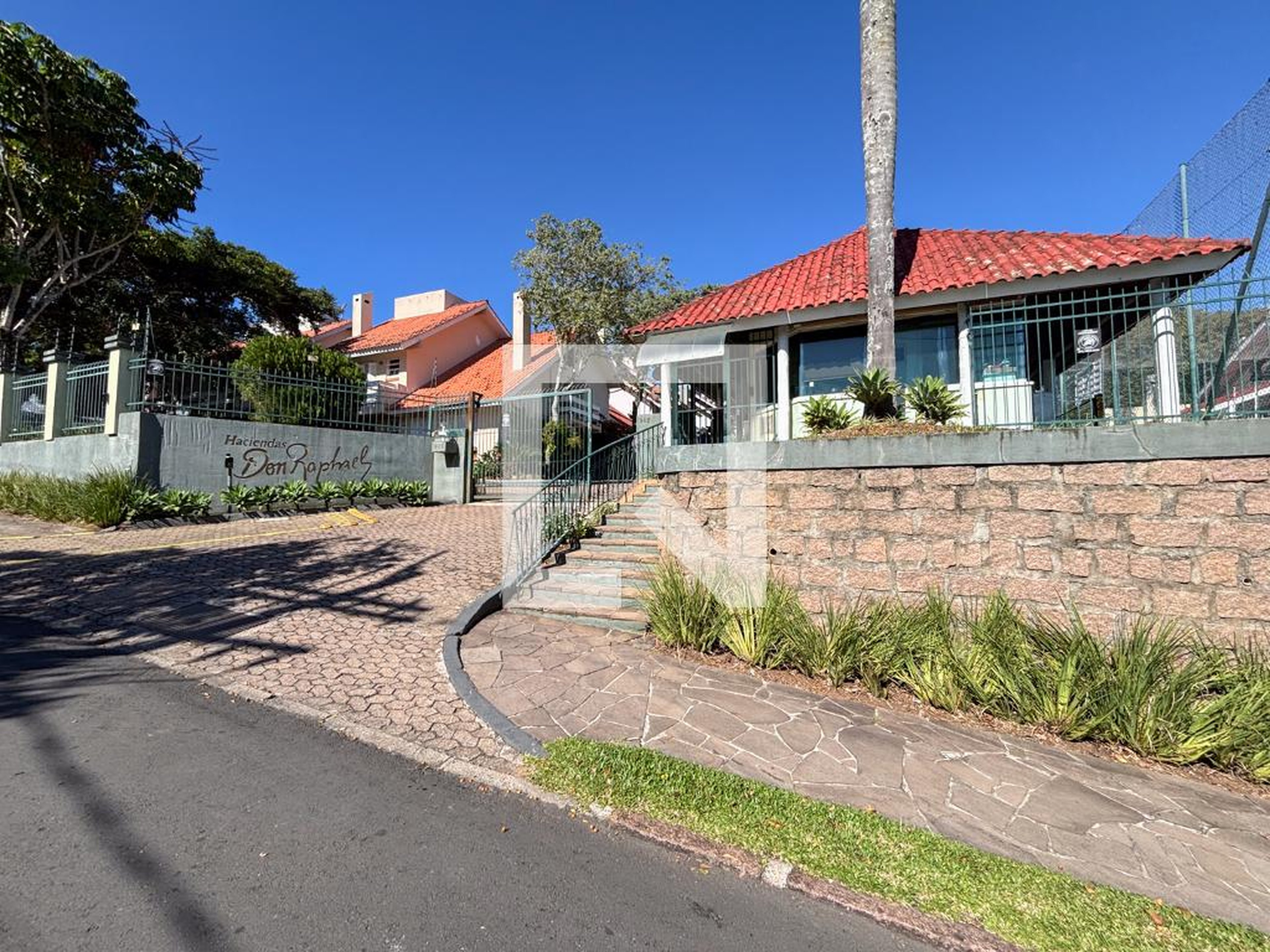 Fachada Condomínio em Rua Padre João Batista Reus, 938