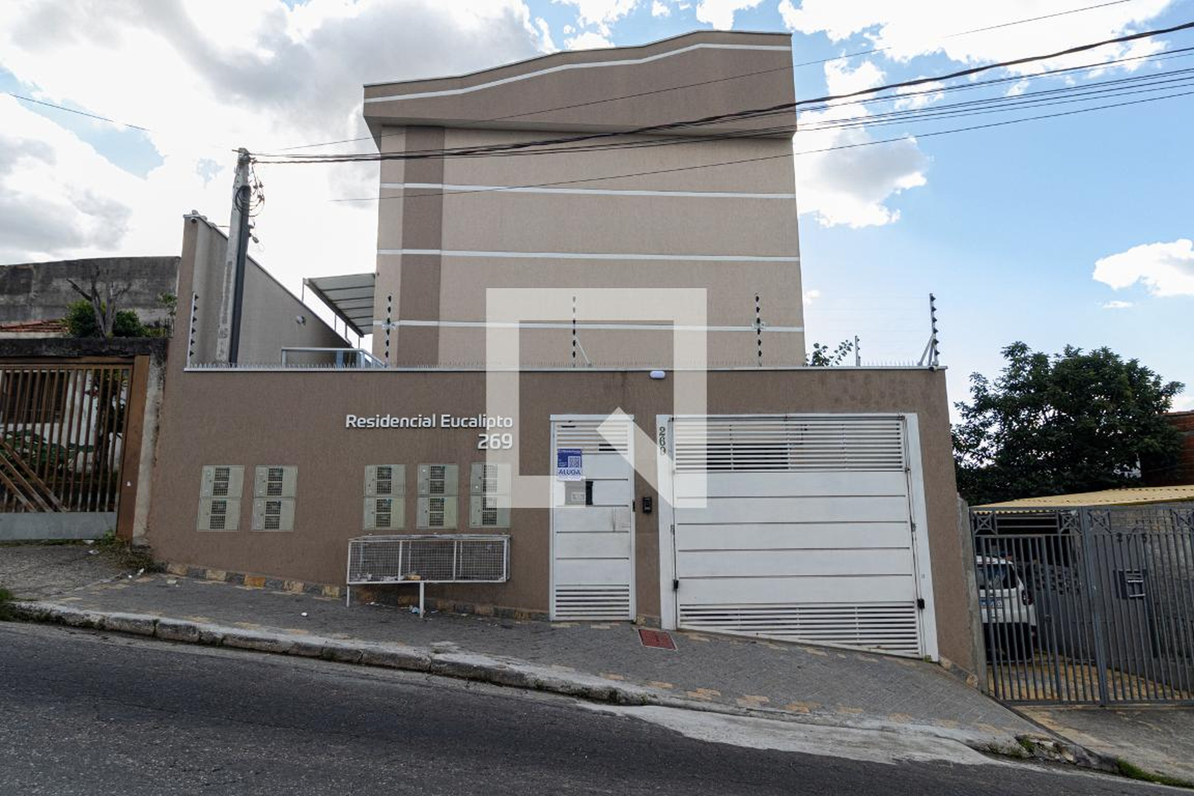 Fachada Residencial Eucalipto