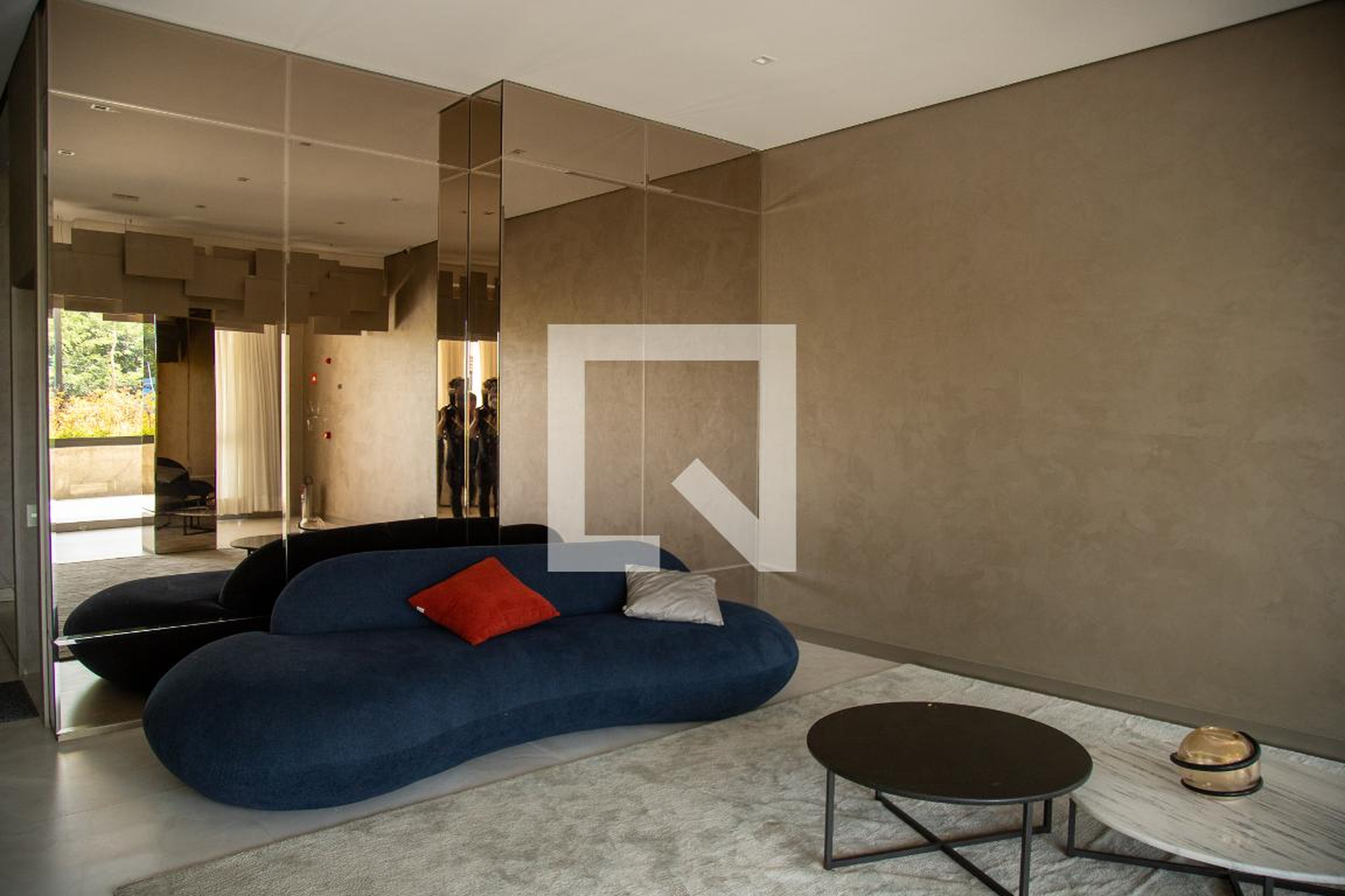 Hall de entrada Condomínio em Rua Bento Branco de Andrade Filho, 481