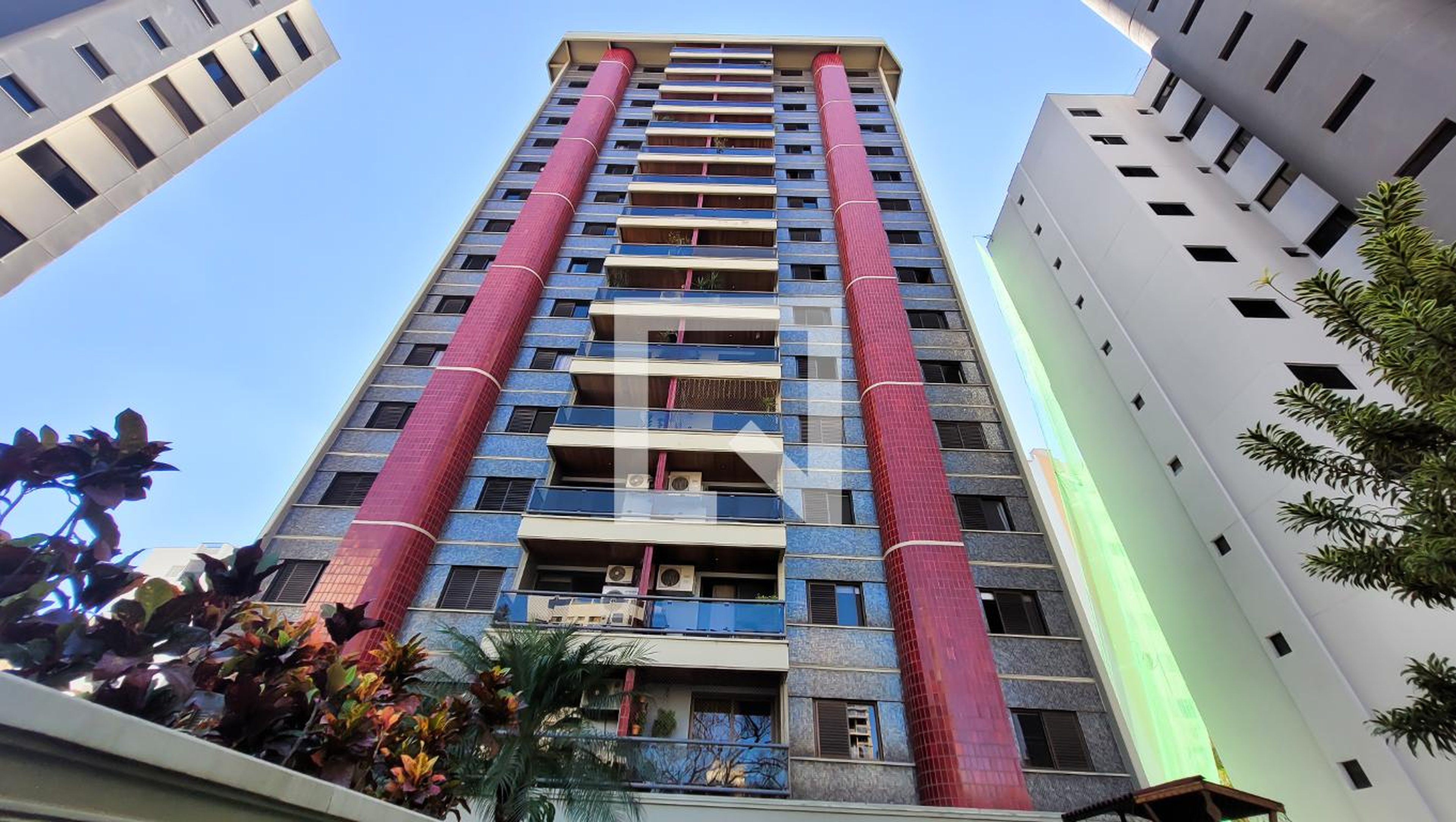 Fachada do Prédio Condomínio em Rua Doutor Carlos Guimarães, 445