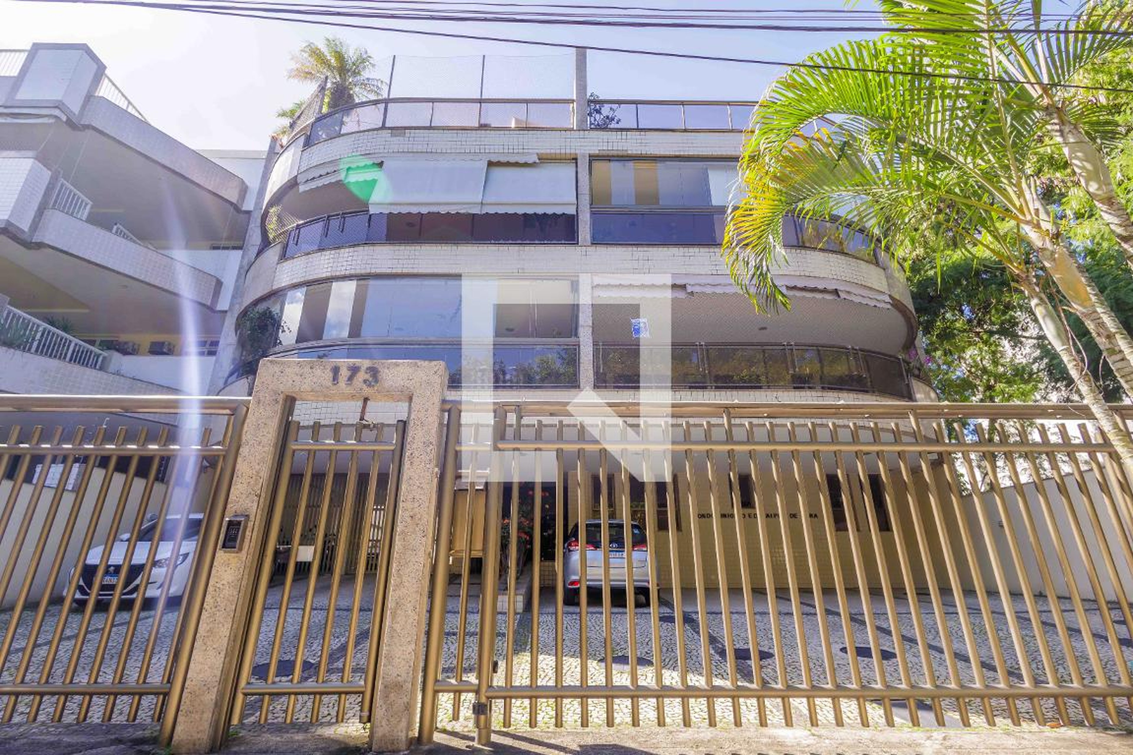 Fachada Condomínio em Rua Lúcia de Castro Silva, 173