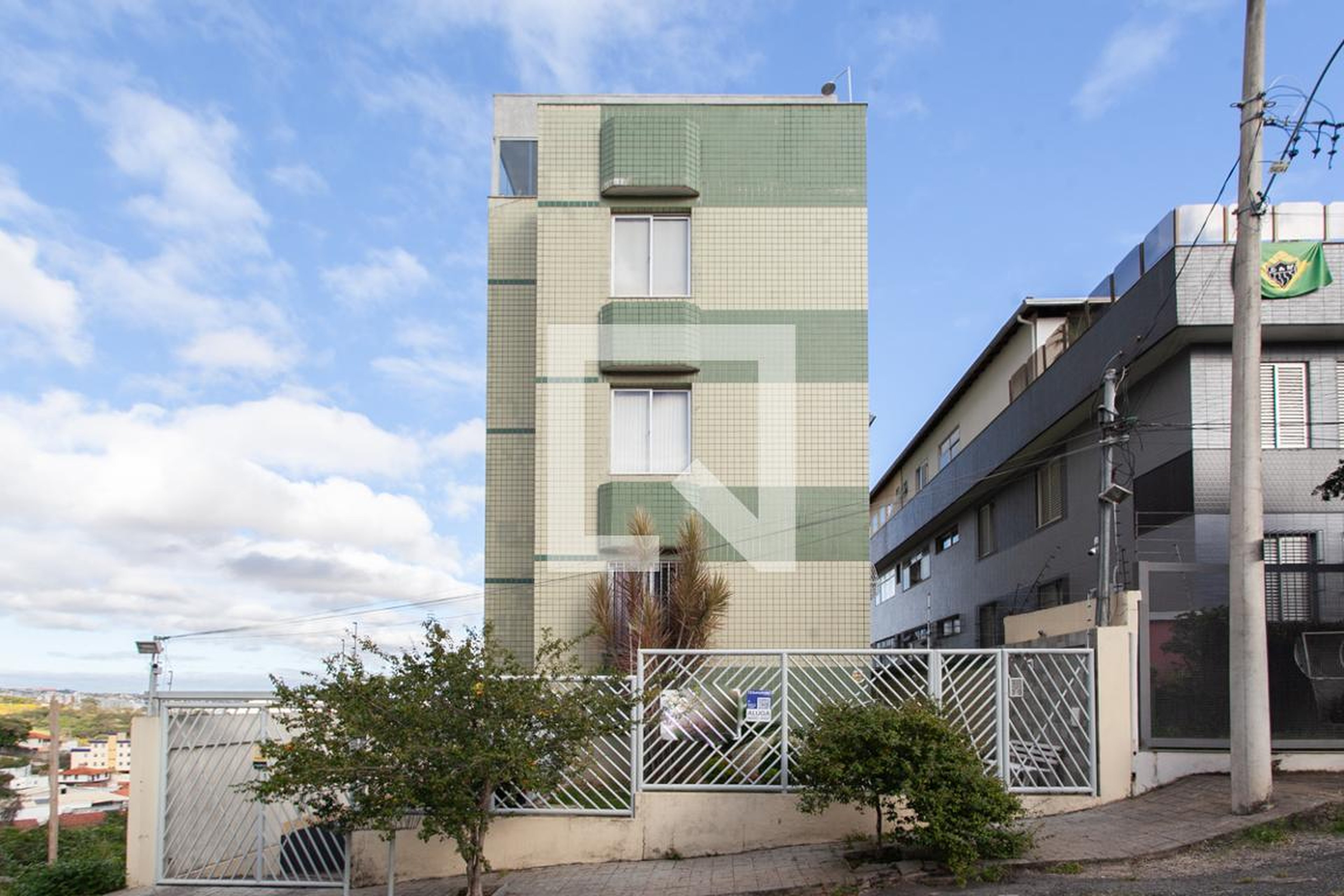 Fachada Condomínio em Rua Ademar Martins Viêira, 42