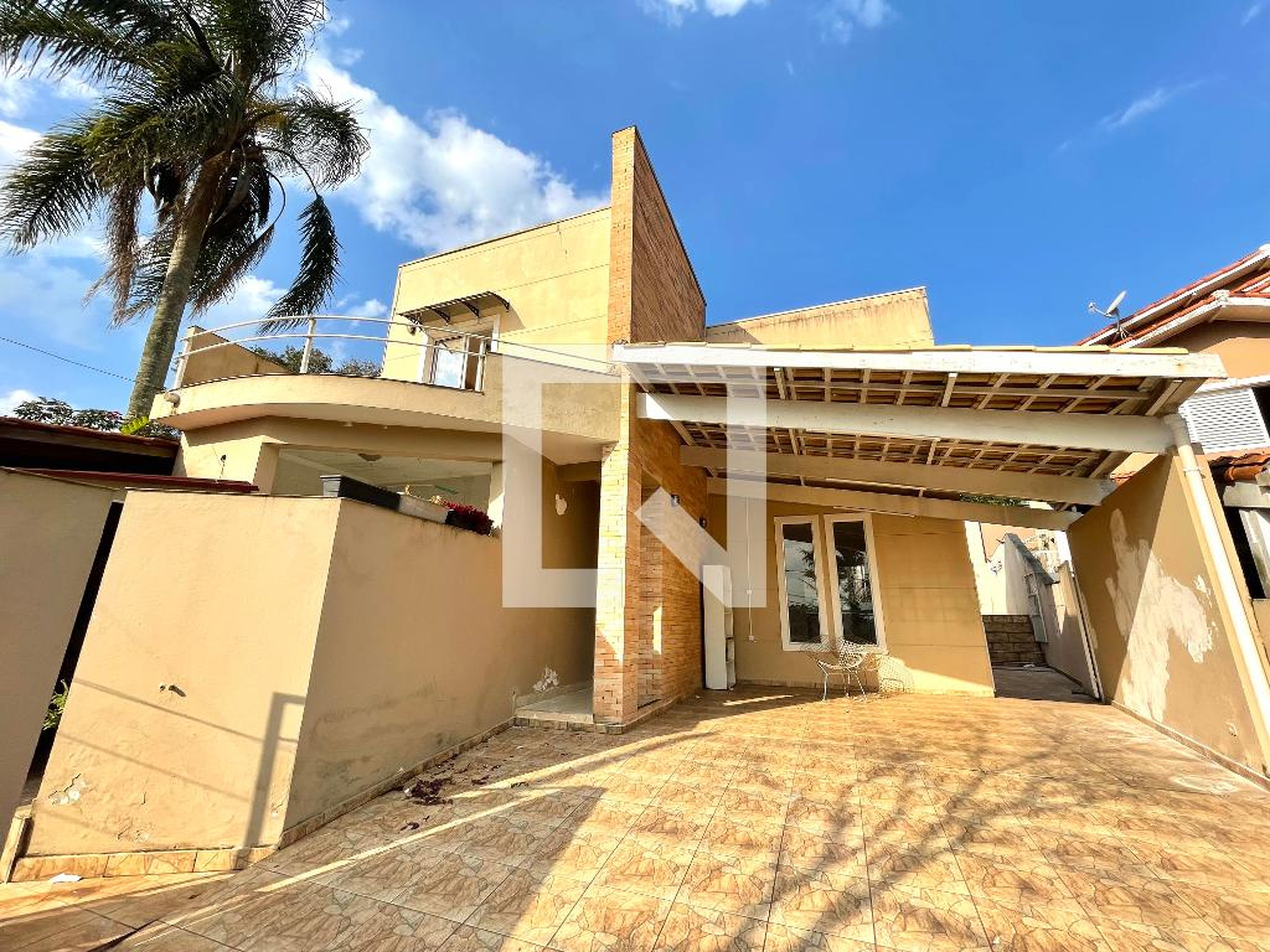 Fachada Condomínio em Rua dos Cravos, 484