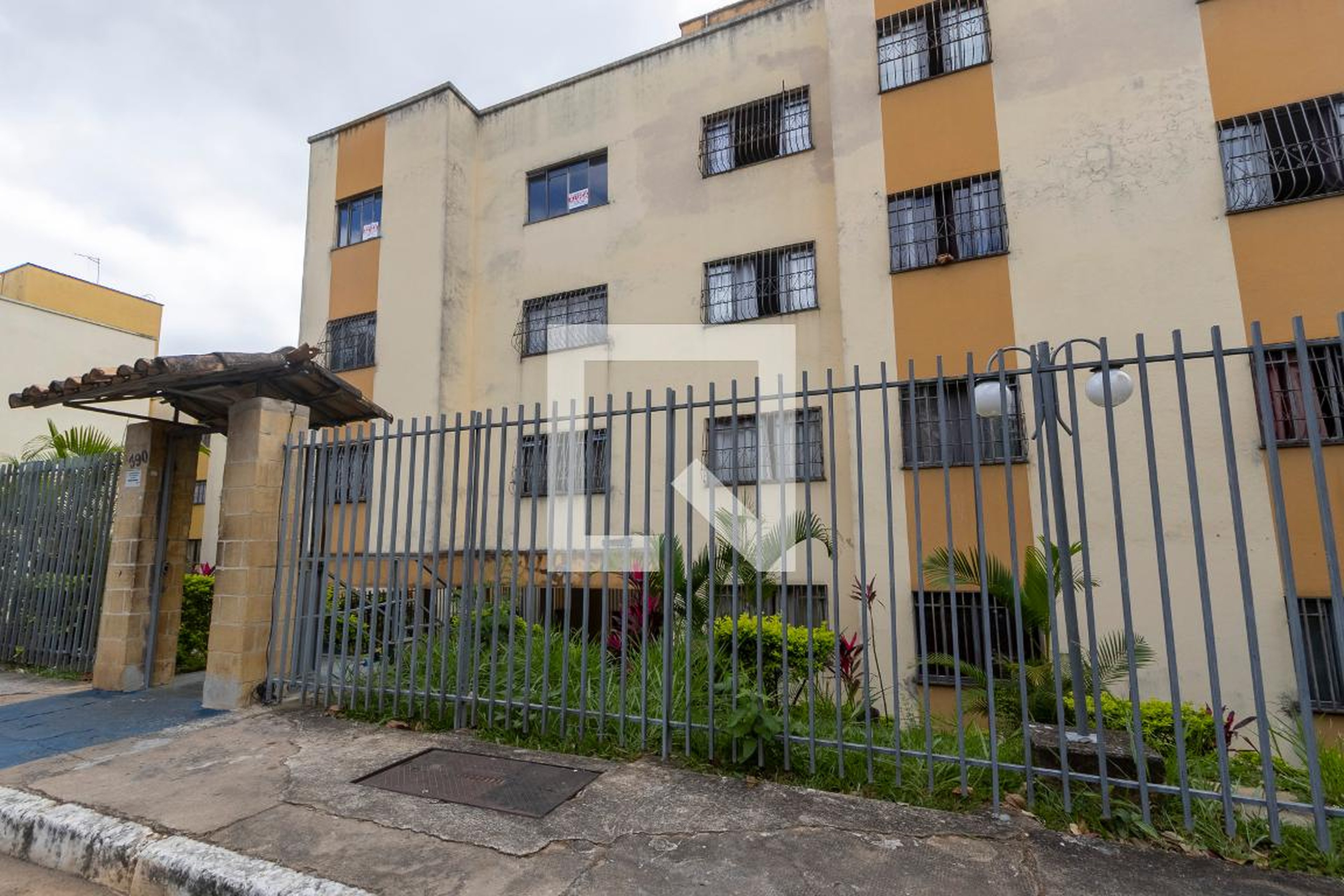 Fachada Condomínio em Rua Professora Mirian Silvestre, 390