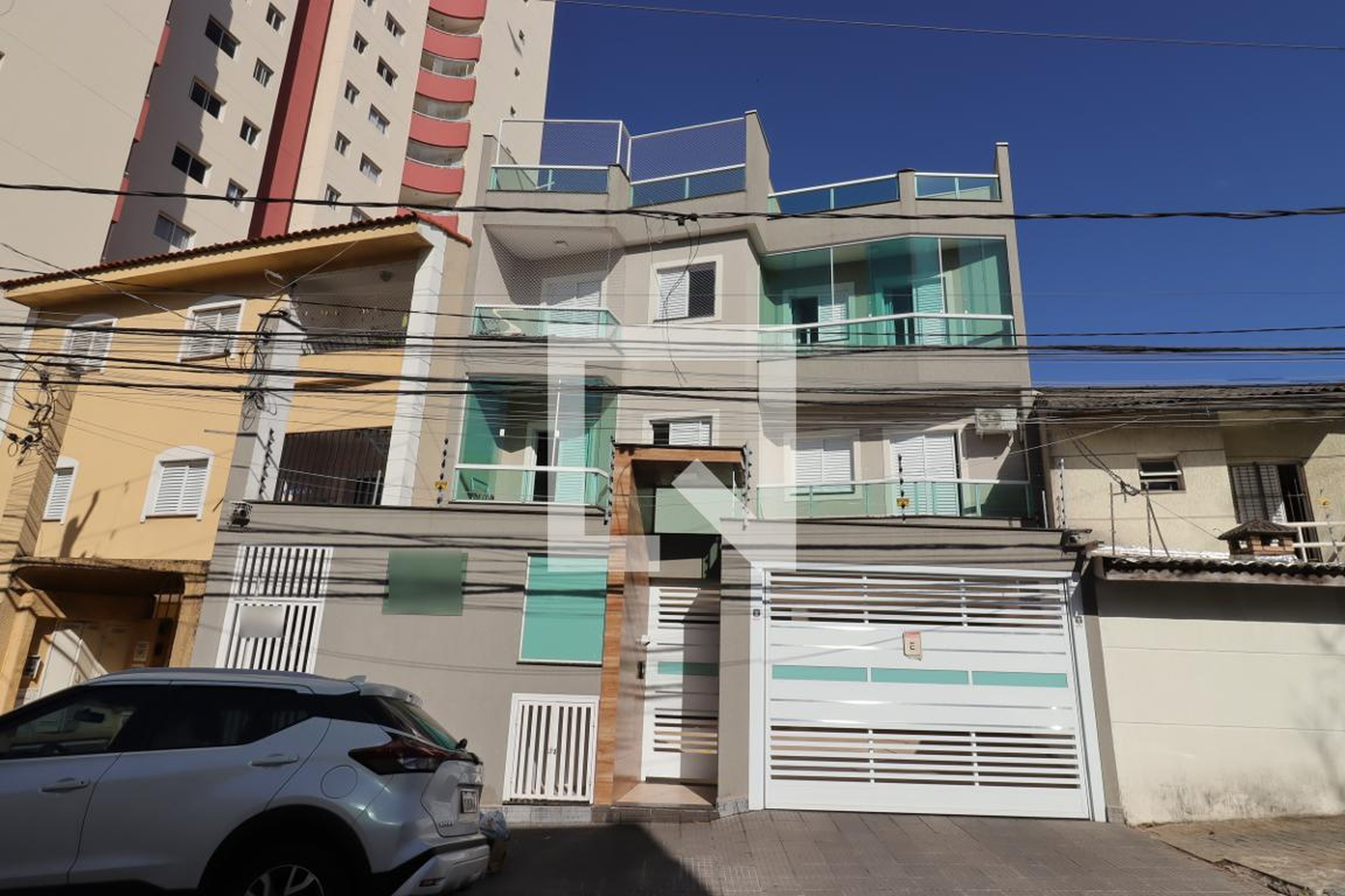 Fachada Condomínio em Rua Adolfo Laves, 305