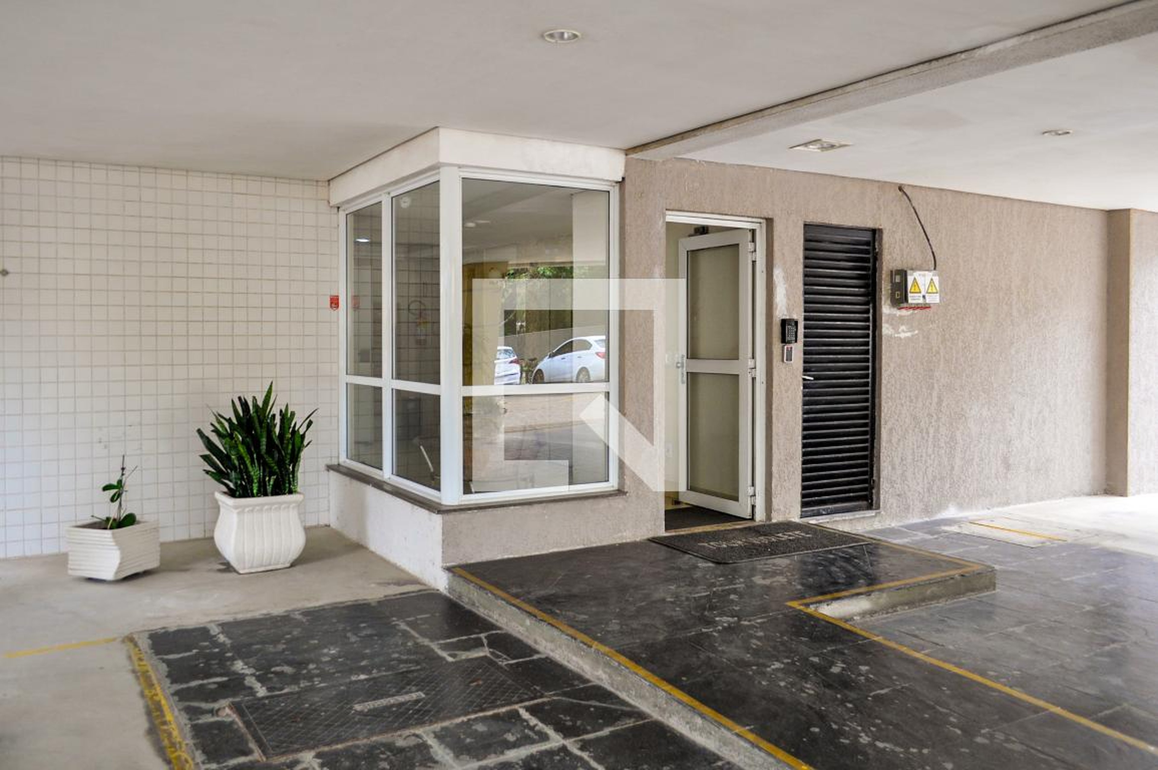 Entrada do prédio - Jardins de Provence