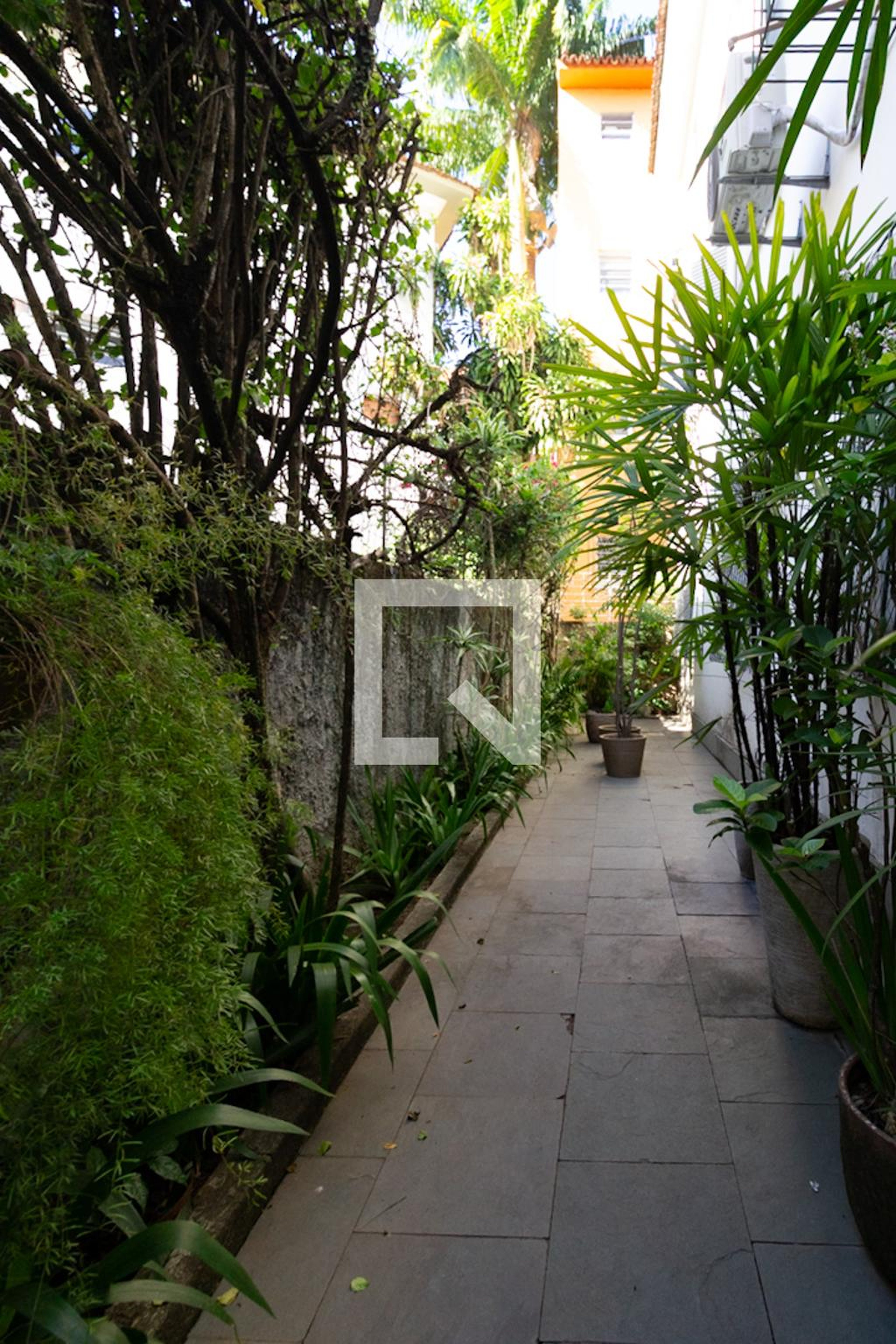 Entrada Condomínio em Avenida Bartolomeu Mitre, 570