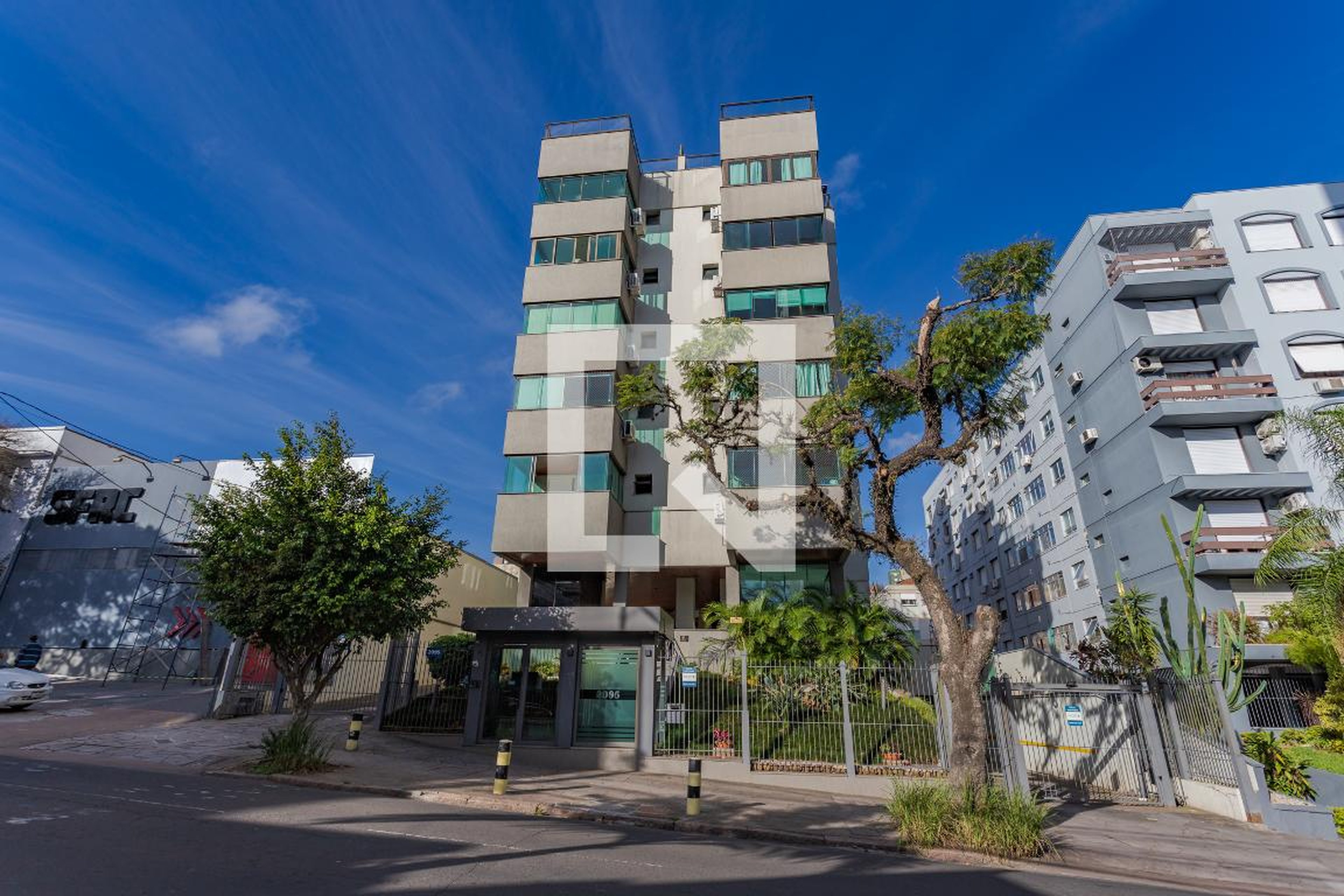 Fachada Condomínio em Rua Vicente da Fontoura, 2095