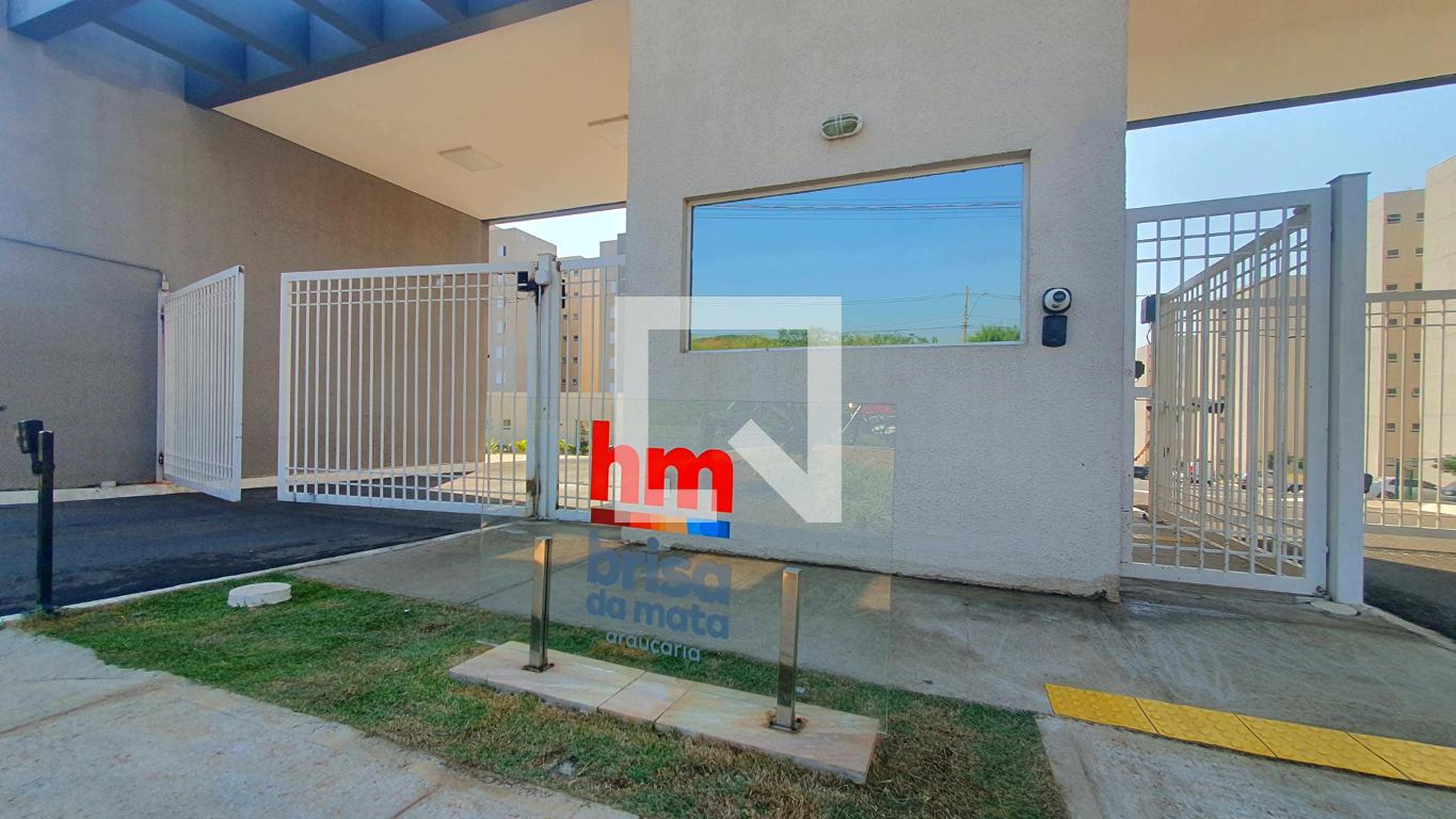 Fachada do Condomínio Condomínio Brisa da Mata Araucária