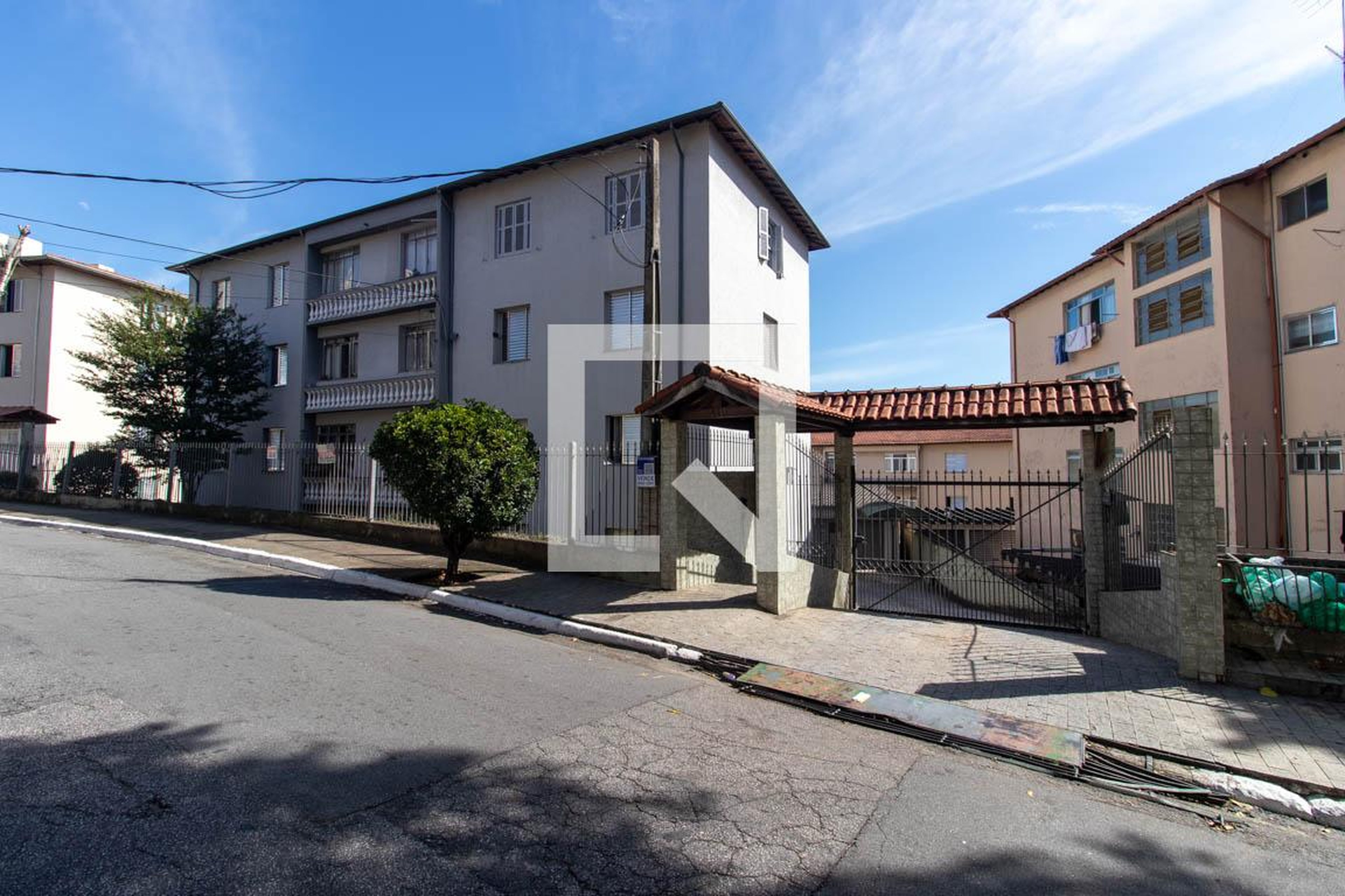 Fachada Condomínio em Rua Mére Marie Anais de Sion, 418