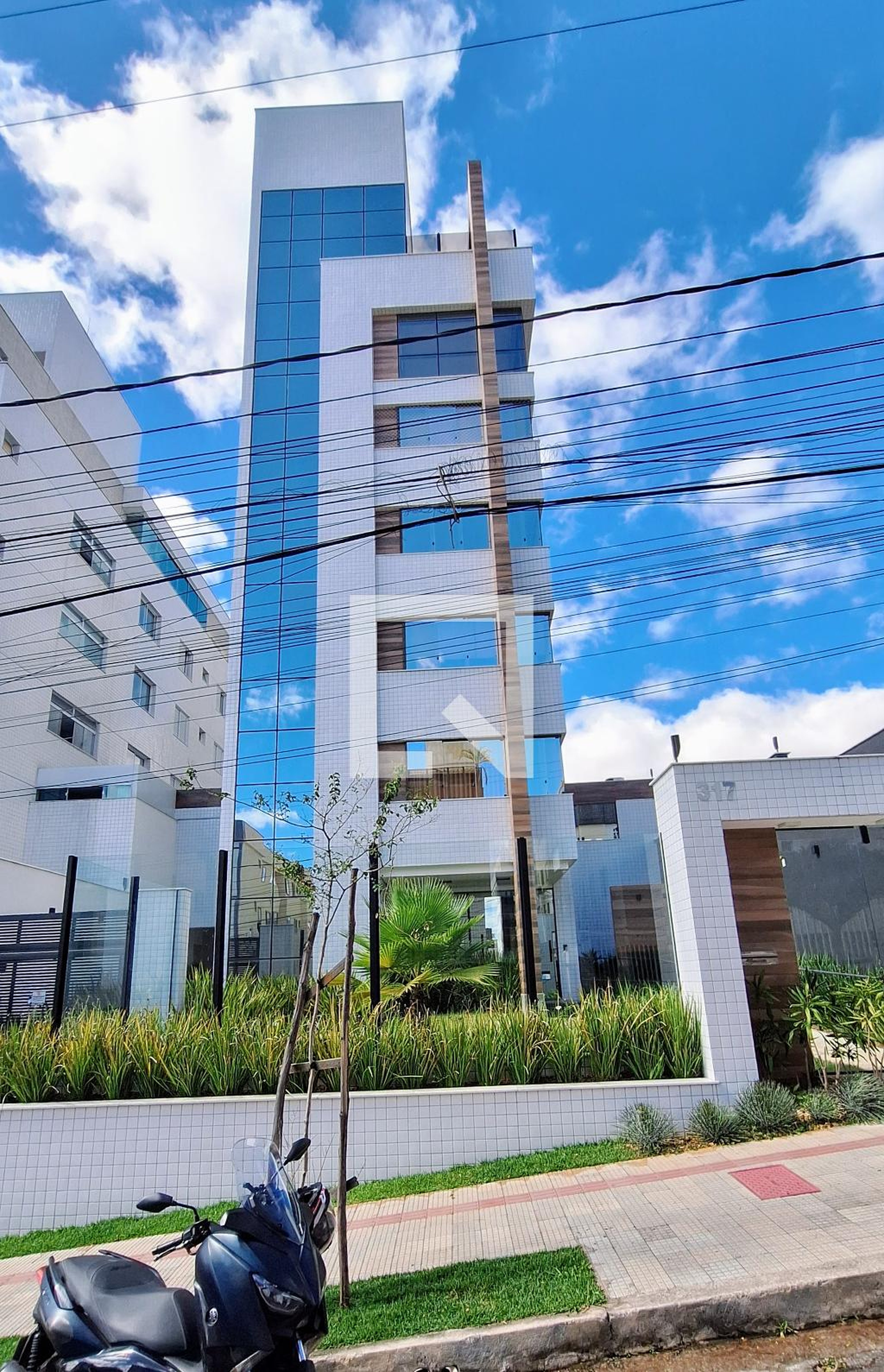 Fachada Condomínio em Rua Castelo de Guimarães, 317