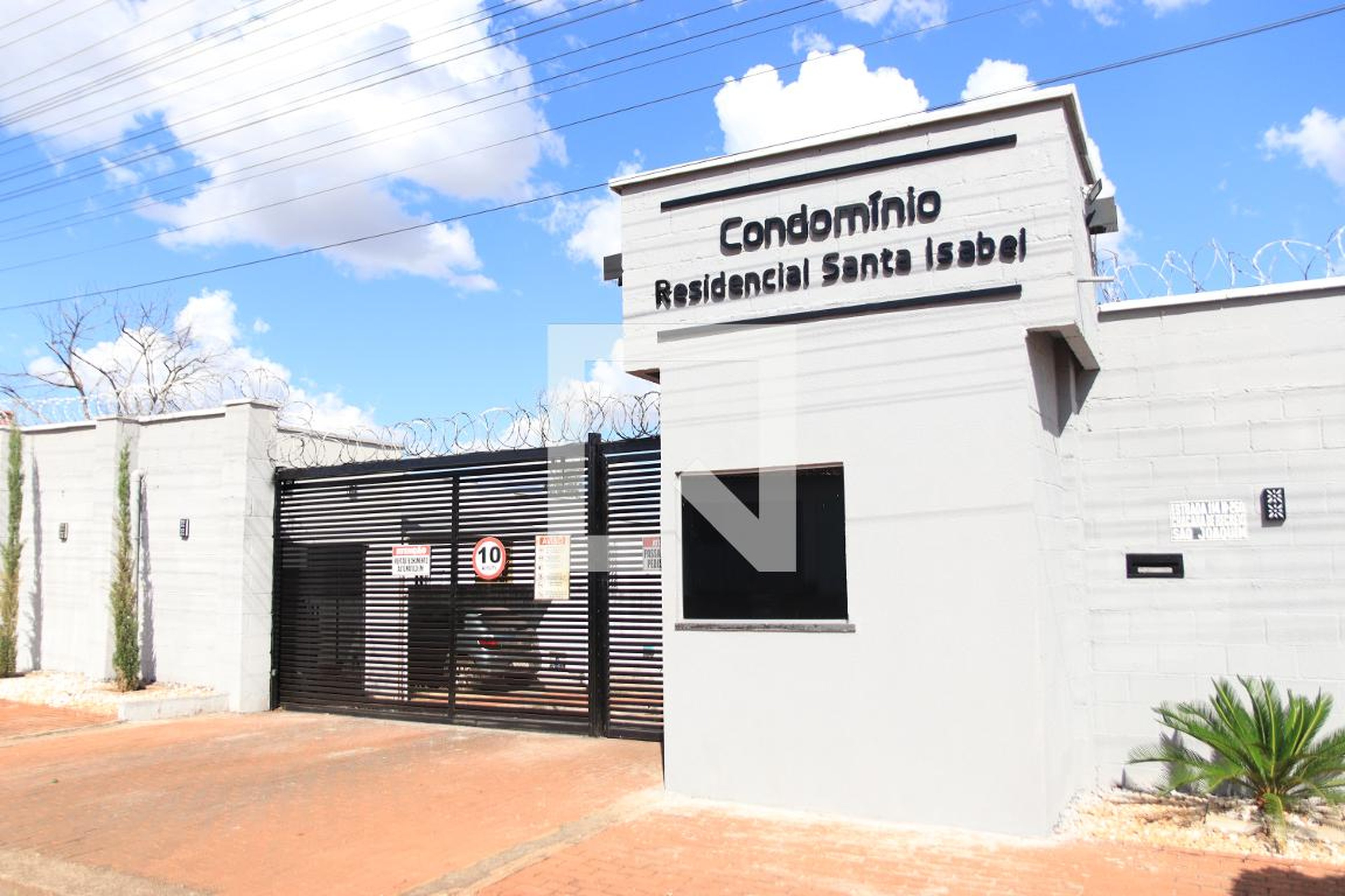 Fachada Condomínio em Estrada 114, 31