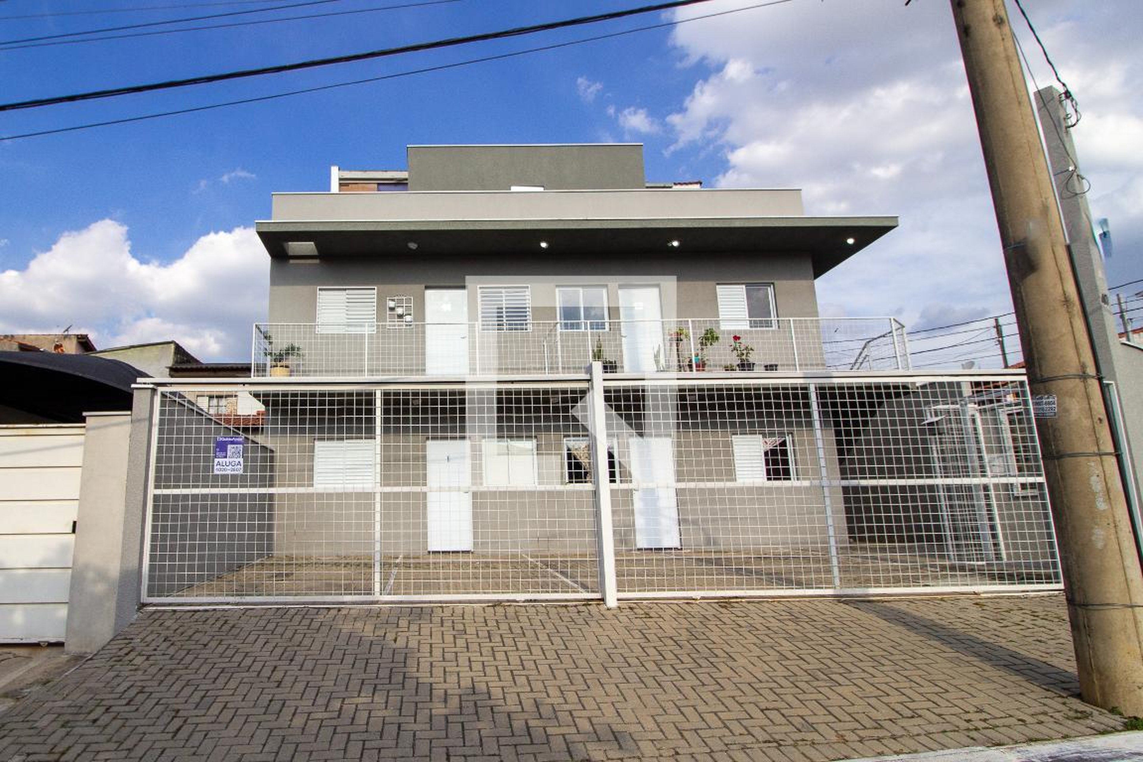 Fachada Condomínio em Rua Robina Cacielo Decária, 40