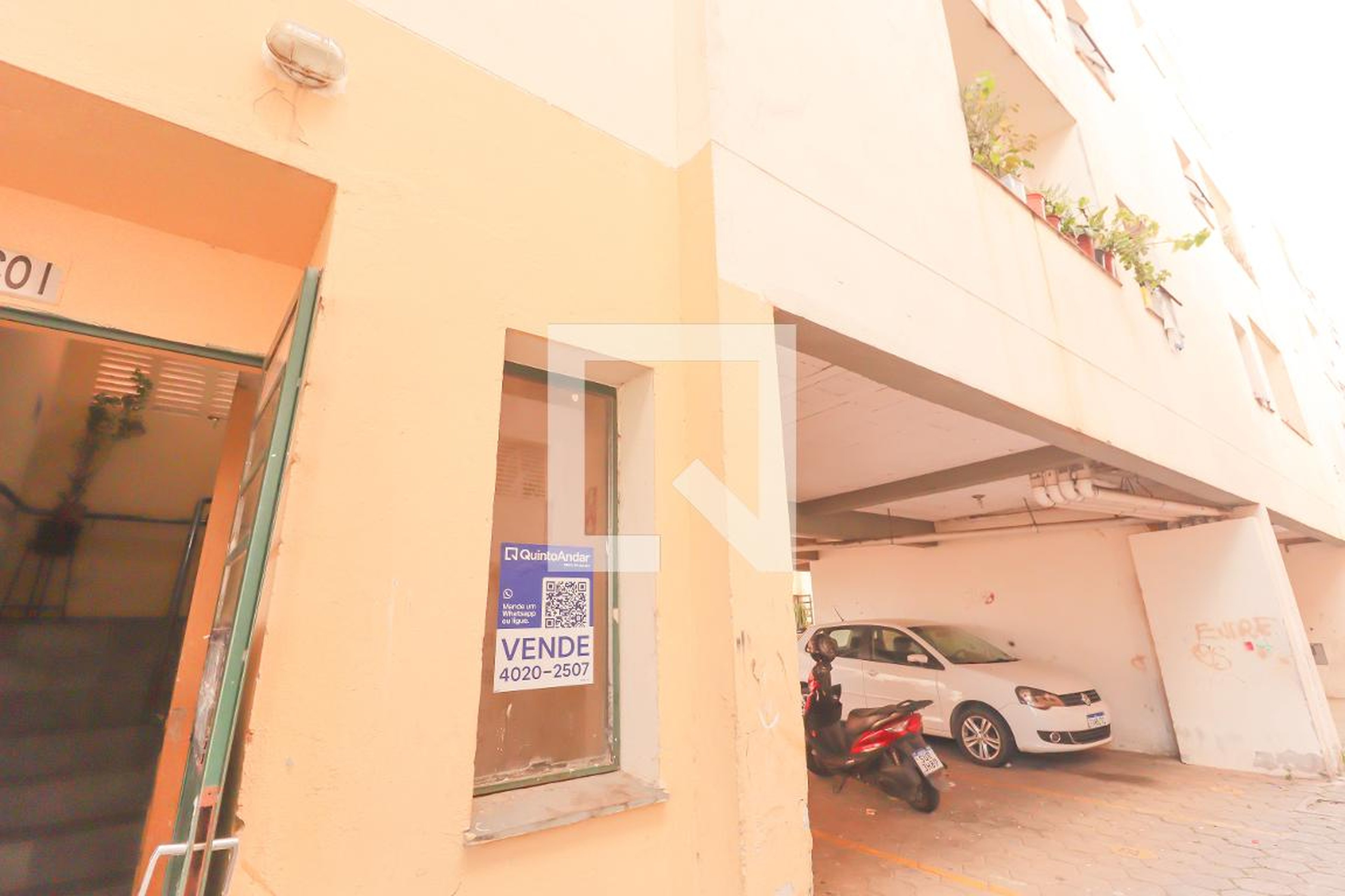 Fachada Condomínio em Rua José Schioser, 64